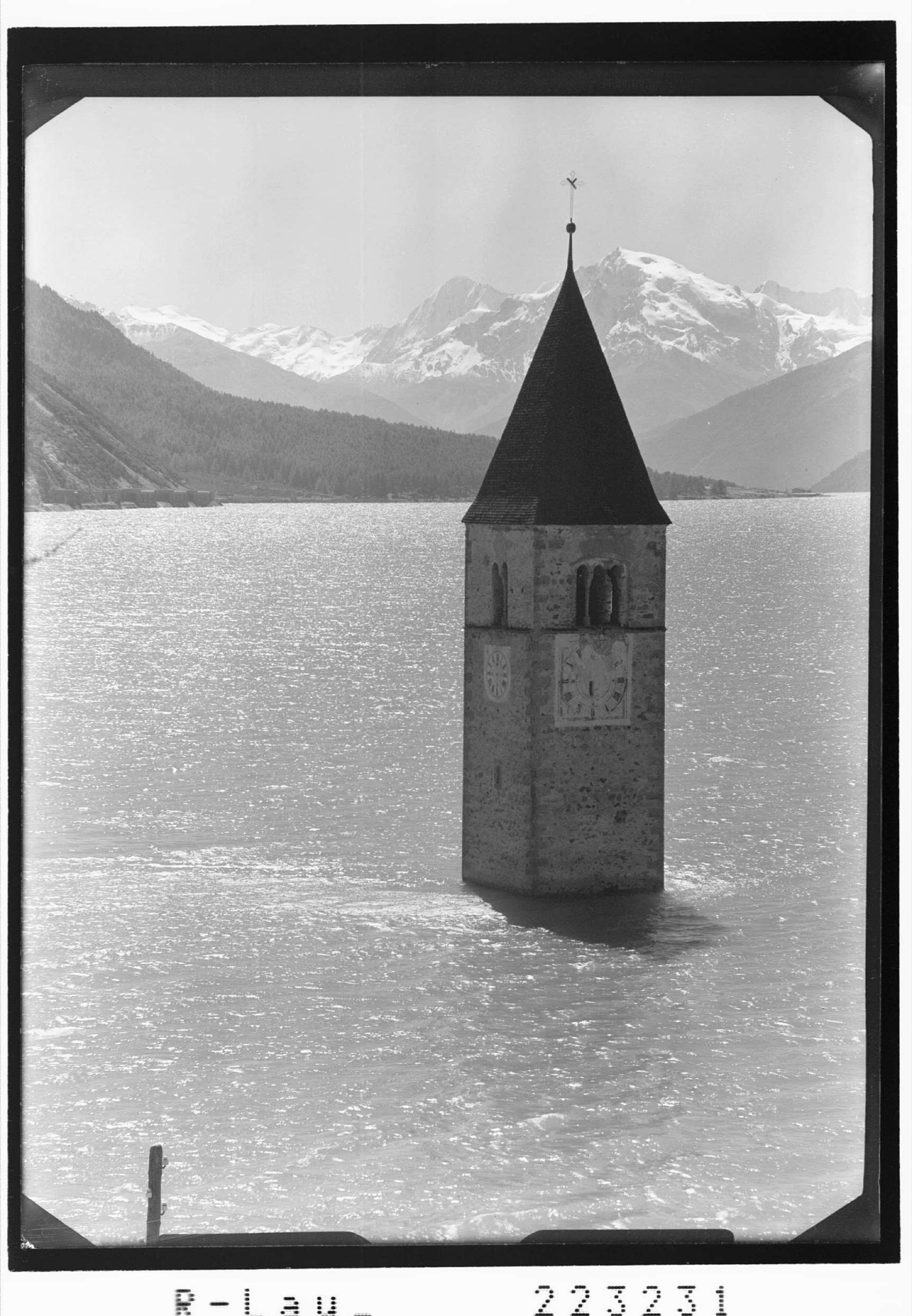 [Kirchturm des versunkenen Graun im Reschensee gegen Zufallspitze - Königsspitze und Ortler]></div>


    <hr>
    <div class=