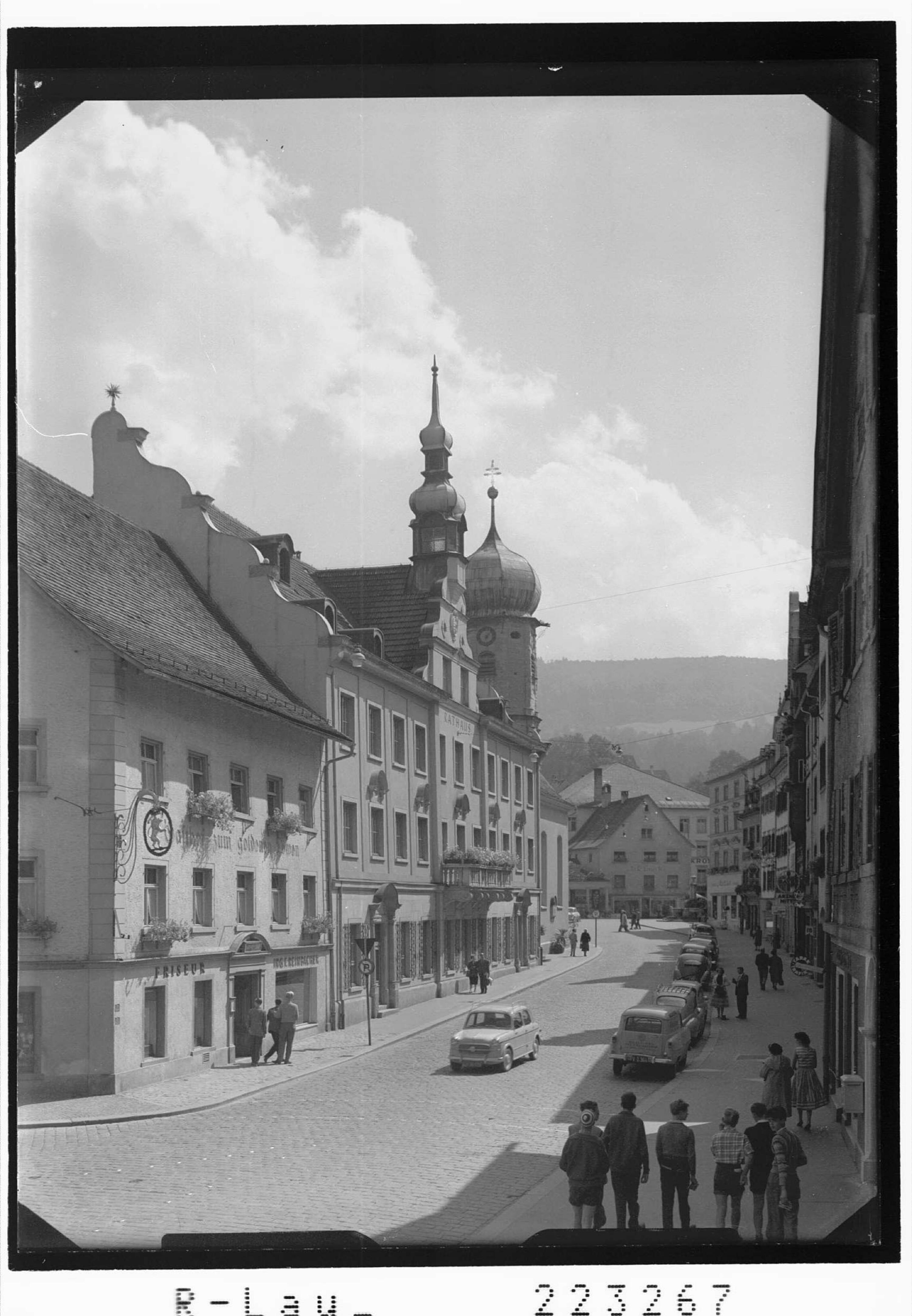 [Rathaus und Seekapelle in Bregenz]></div>


    <hr>
    <div class=