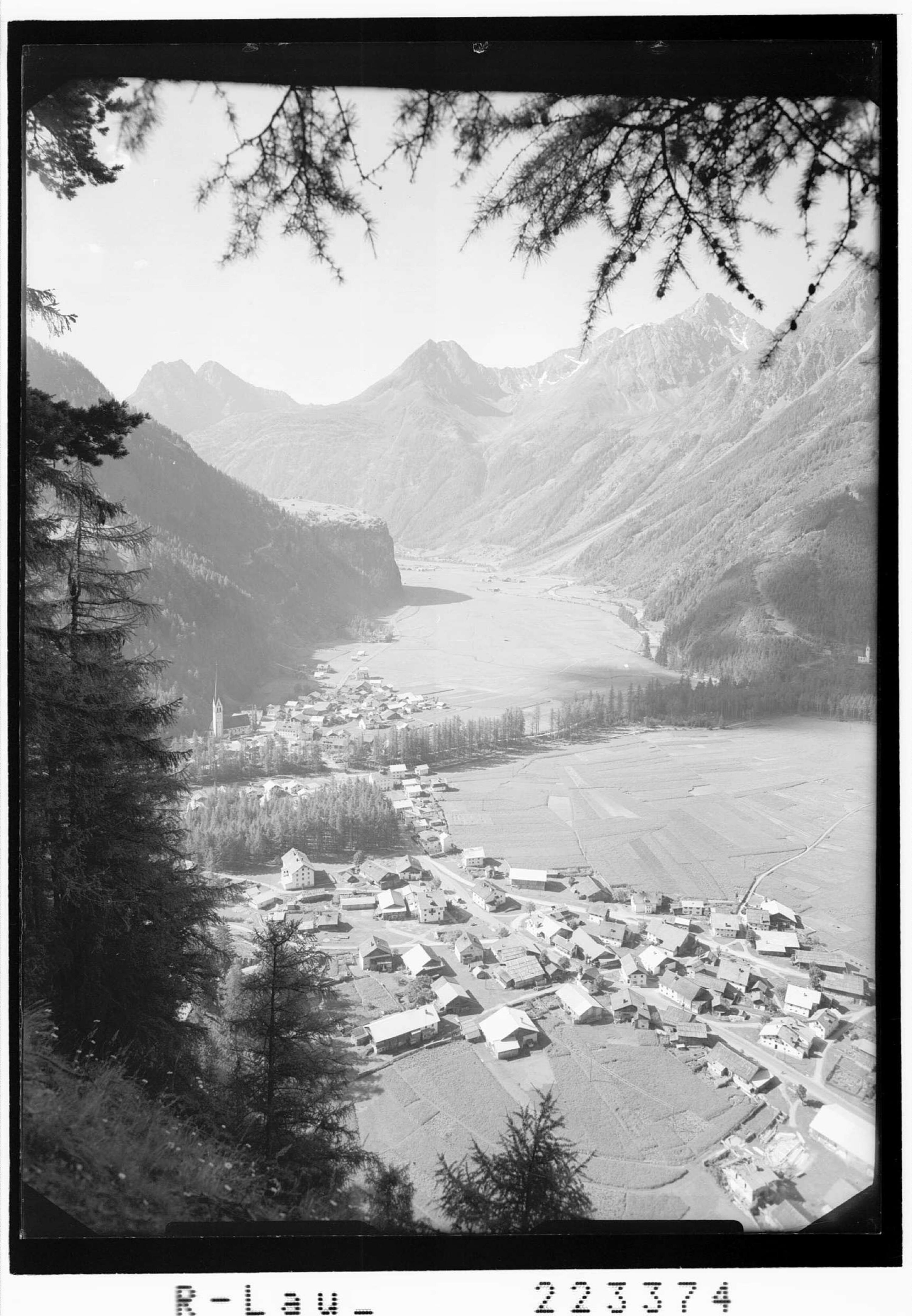 Längenfeld im Ötztal gegen Peerler Kogel und Wilde Geige></div>


    <hr>
    <div class=