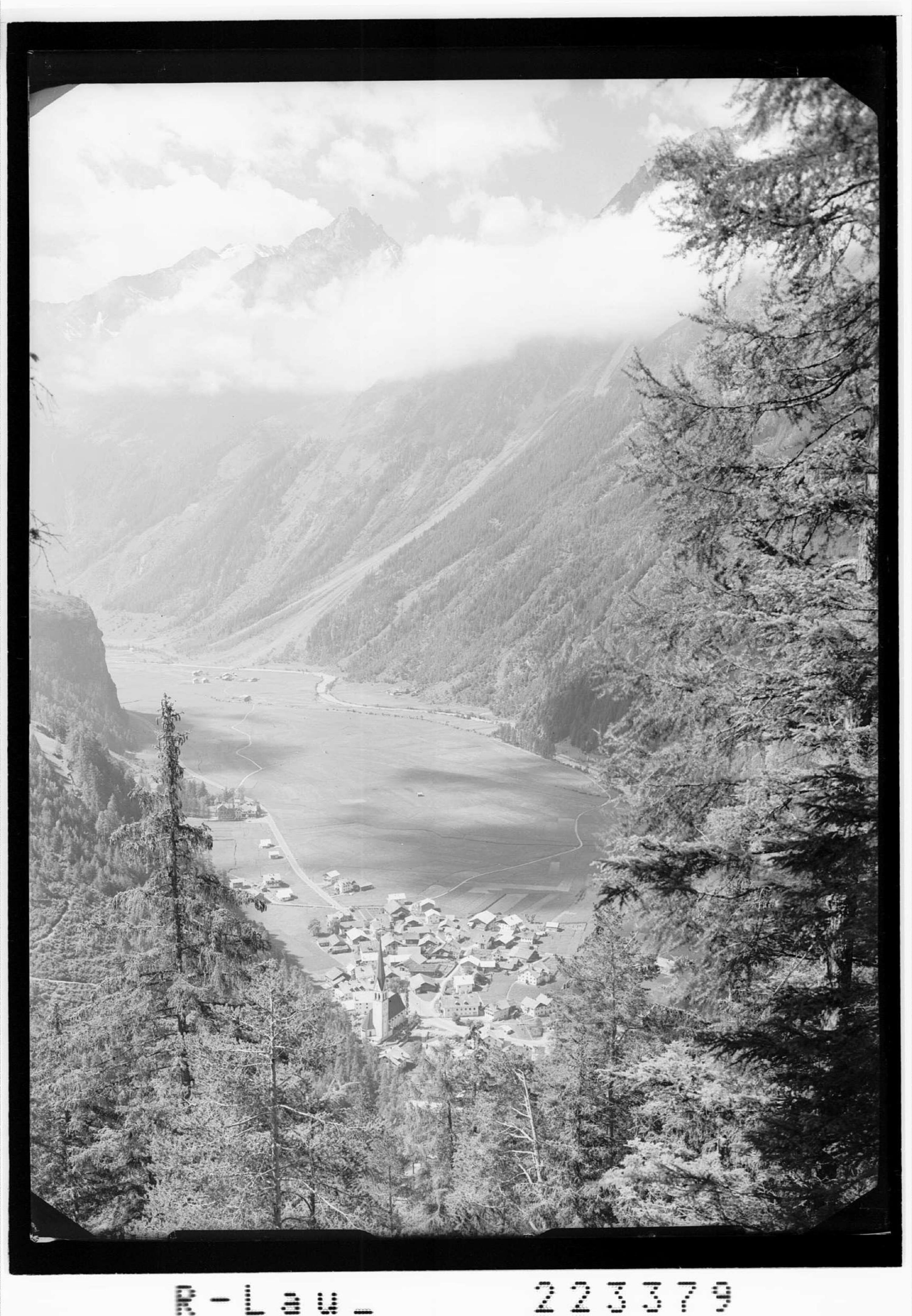 [Blick auf Längenfeld gegen Wilde Geige / Tirol]></div>


    <hr>
    <div class=