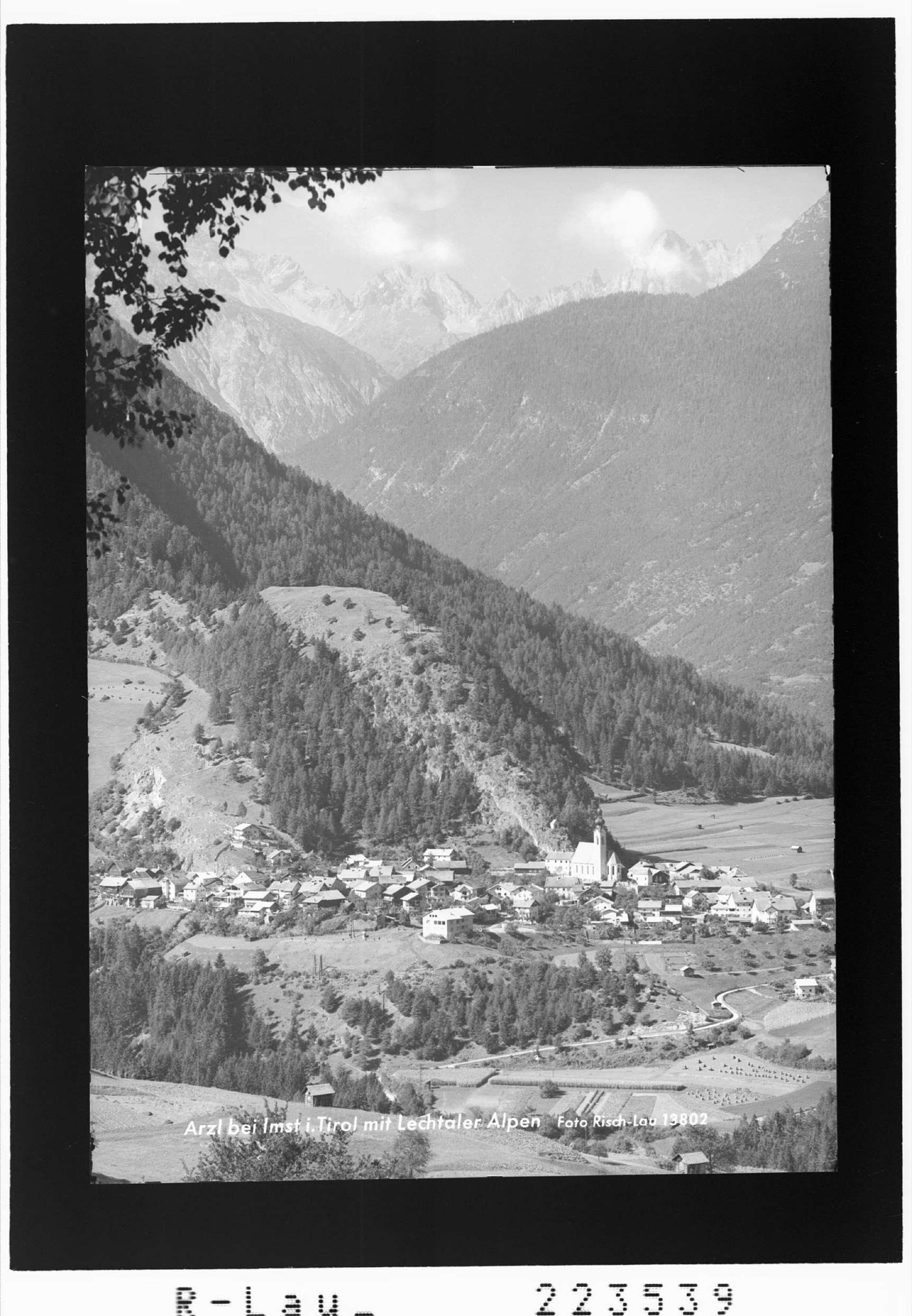 Arzl bei Imst in Tirol mit Lechtaler Alpen></div>


    <hr>
    <div class=