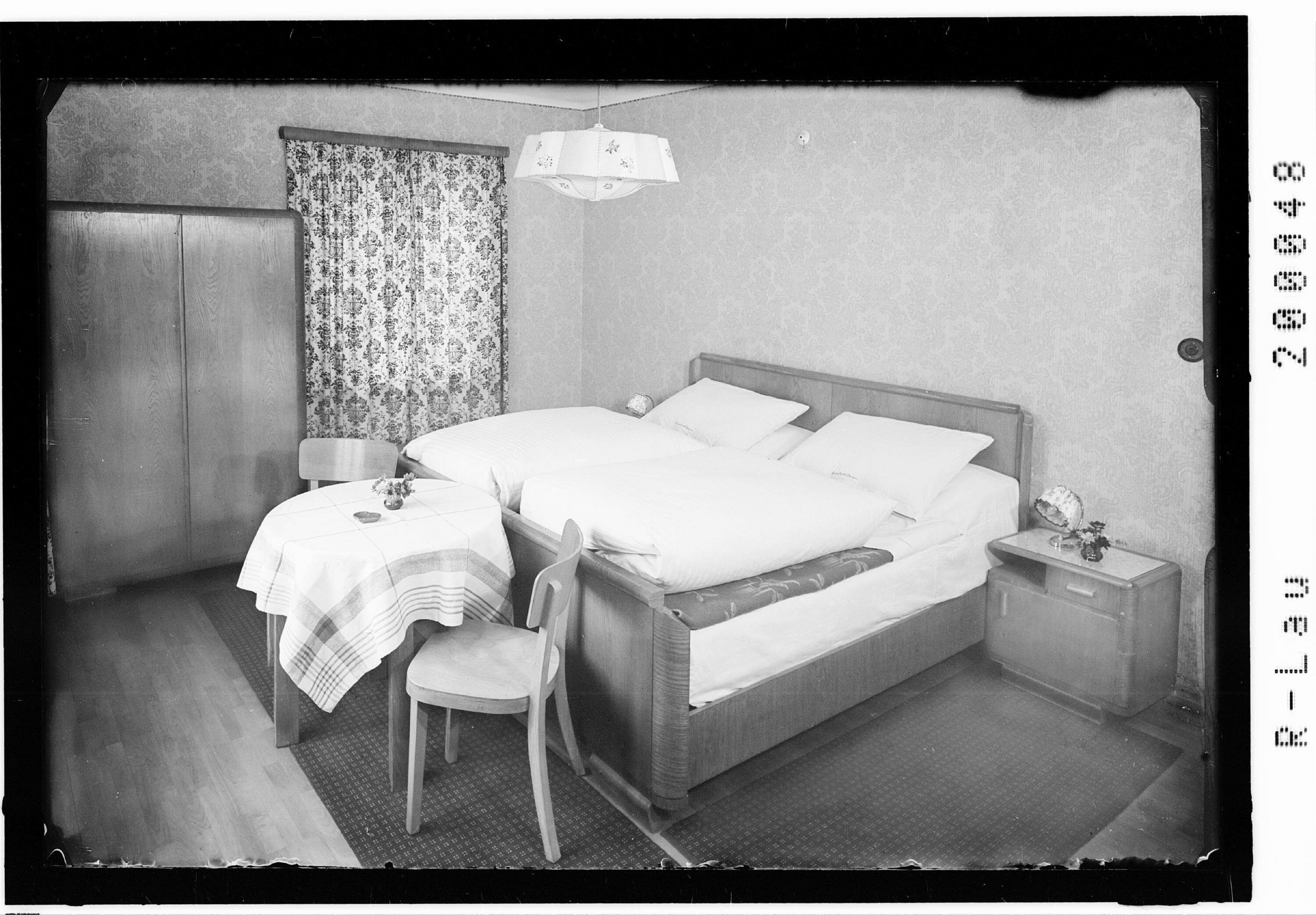 [2-Bettzimmer in der Pension Montfort in Bregenz]></div>


    <hr>
    <div class=