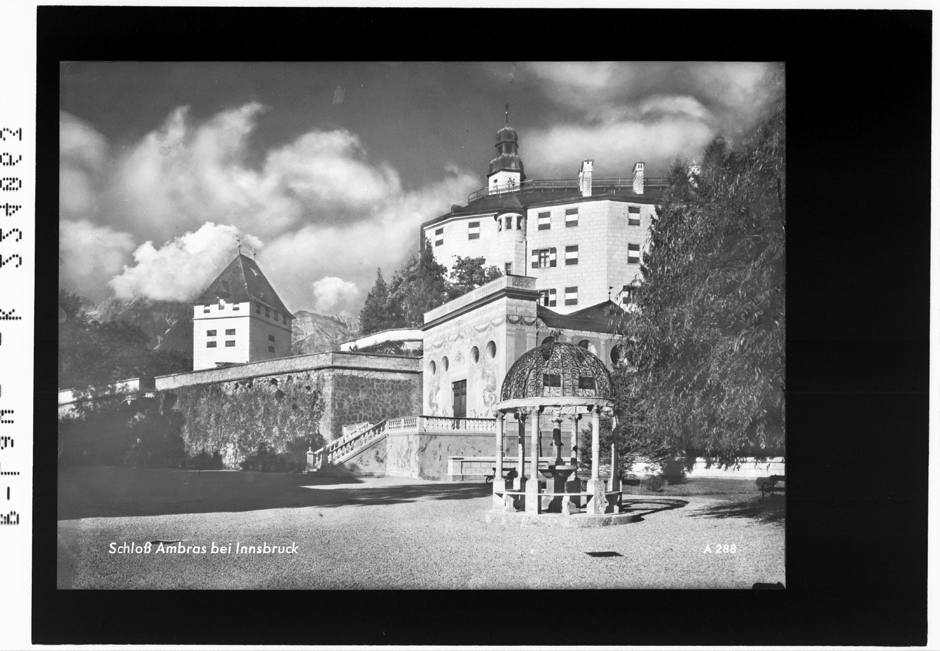 Schloss Ambras bei Innsbruck></div>


    <hr>
    <div class=