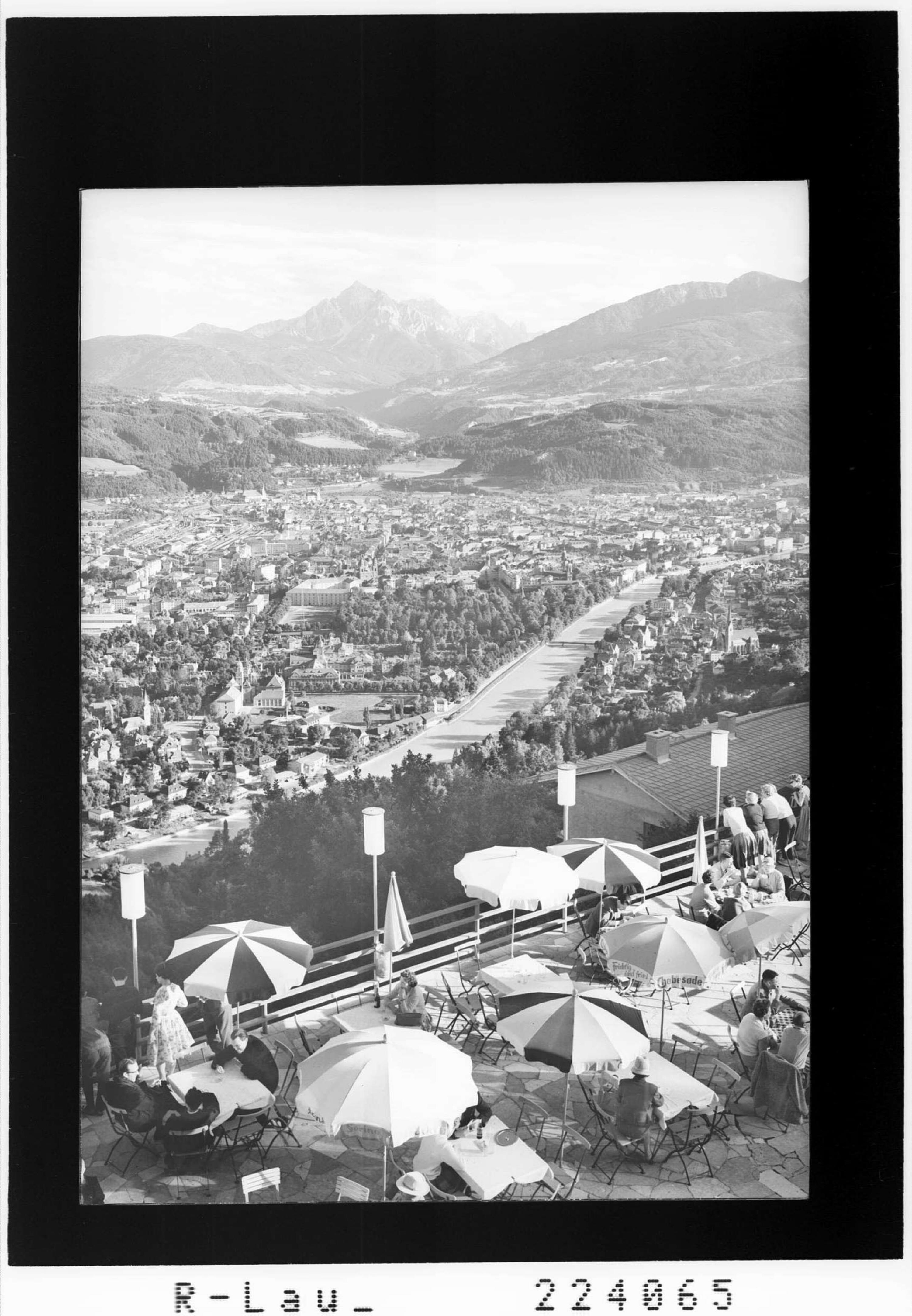 Innsbruck / Hungerburg / Terrasse mit Stadt und Serles></div>


    <hr>
    <div class=