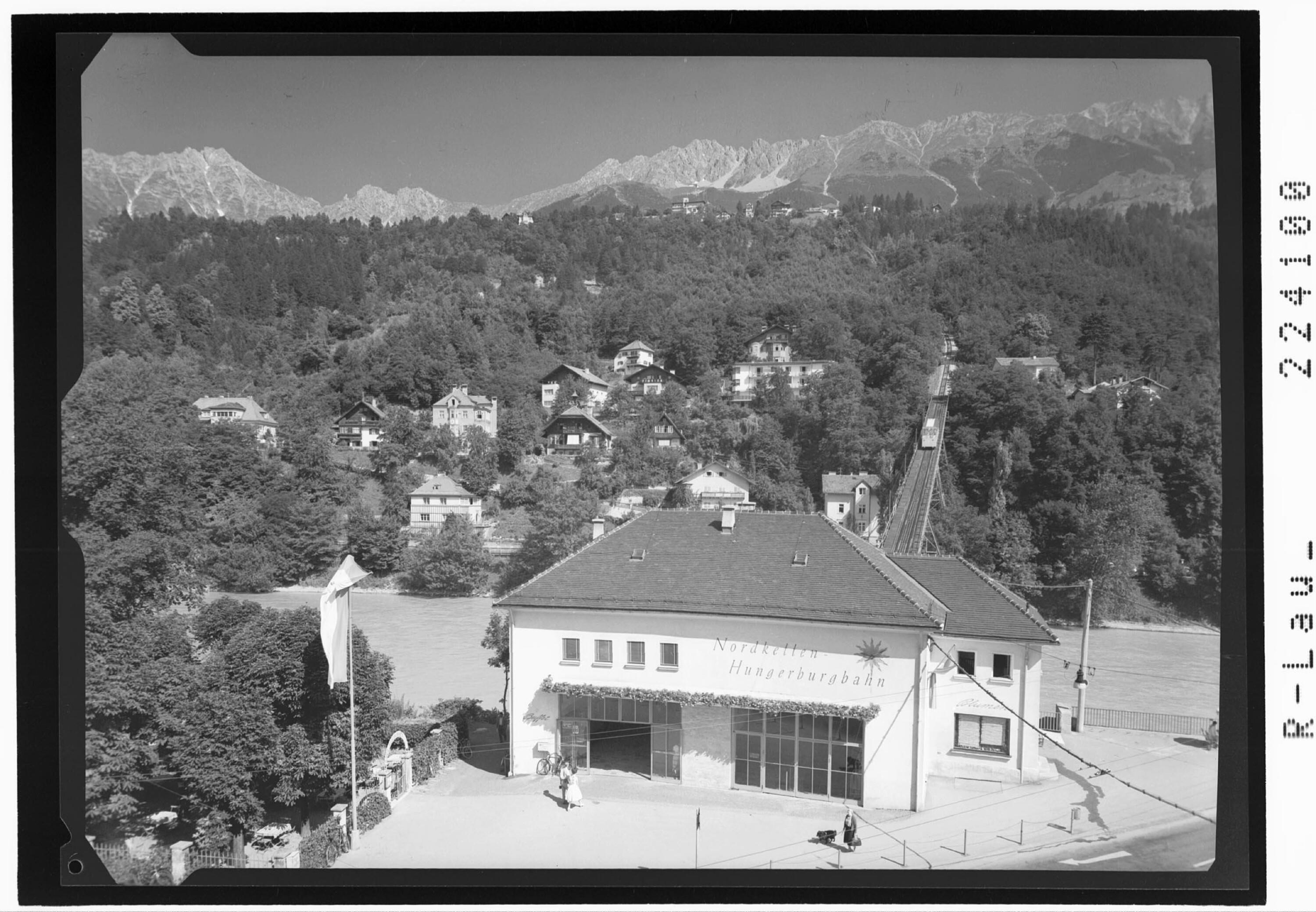 Innsbruck / Talstation der Hungerburgbahn mit Nordkette></div>


    <hr>
    <div class=