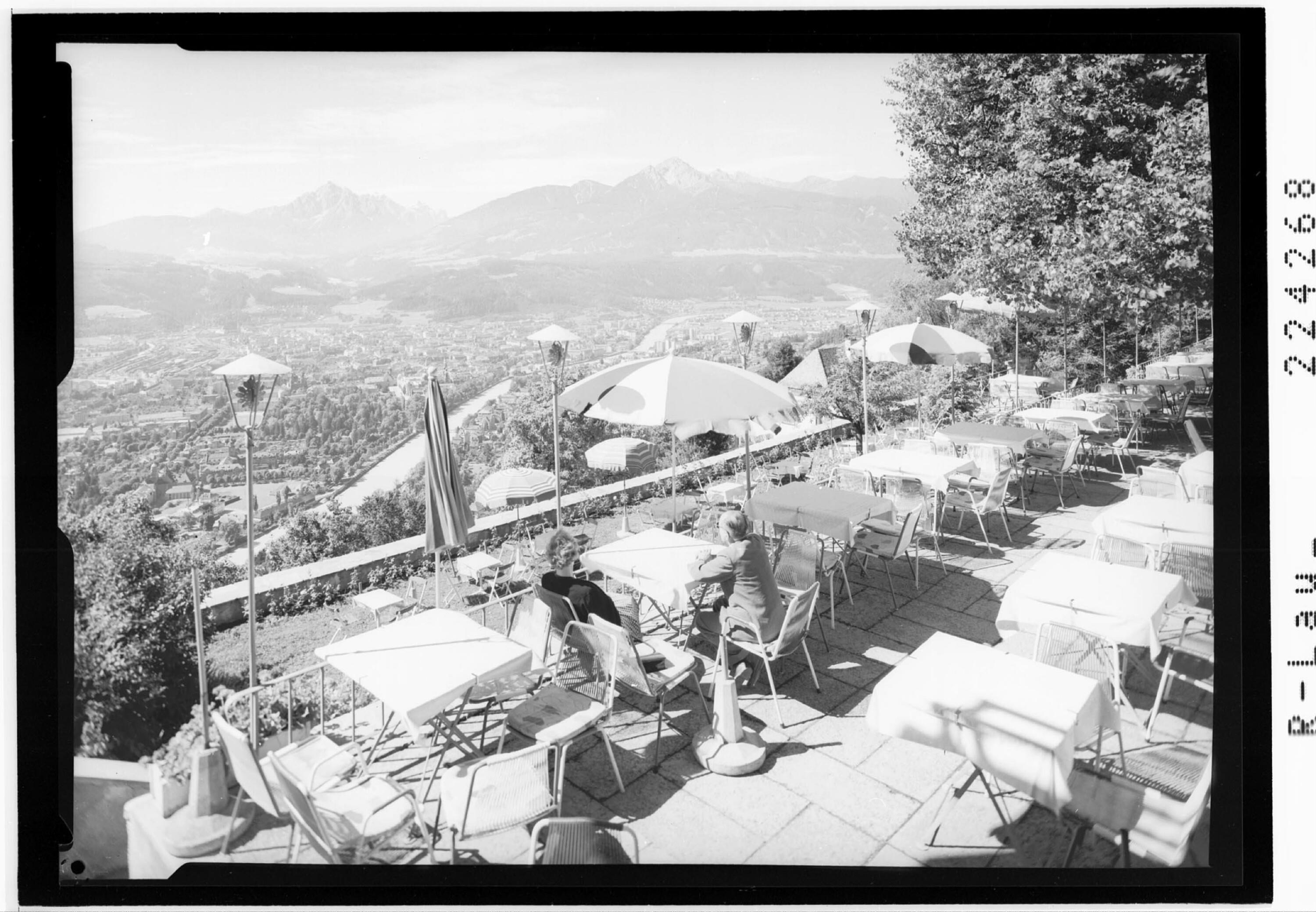 [Hungerburg / Blick von der Terrasse des Hotels Maria Brunn auf Innsbruck mit Serles und Nockspitze]></div>


    <hr>
    <div class=
