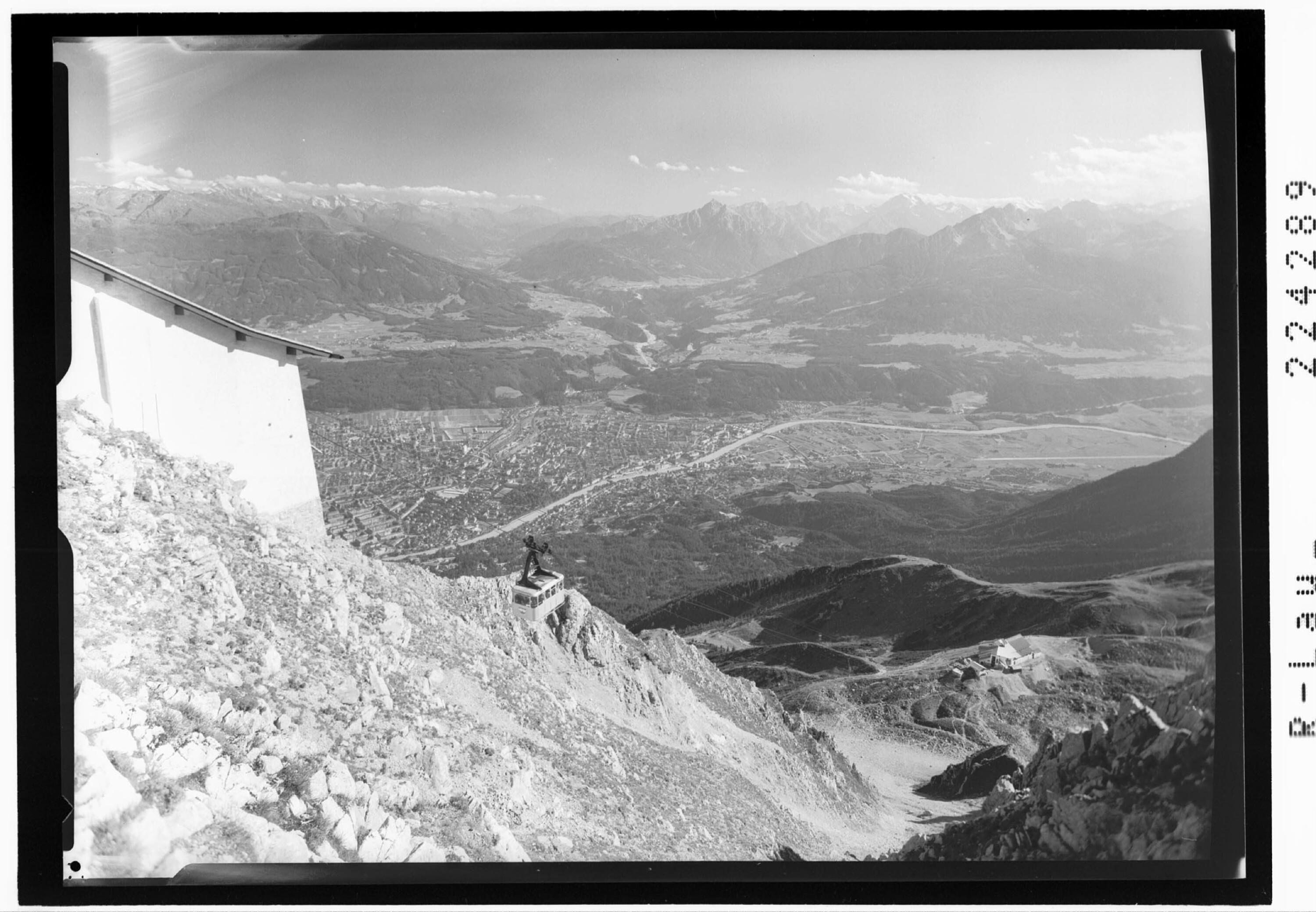 [Bergstation Hafelekar mit Blick auf Innsbruck - Zillertaler Alpen und Stubaier Alpen]></div>


    <hr>
    <div class=