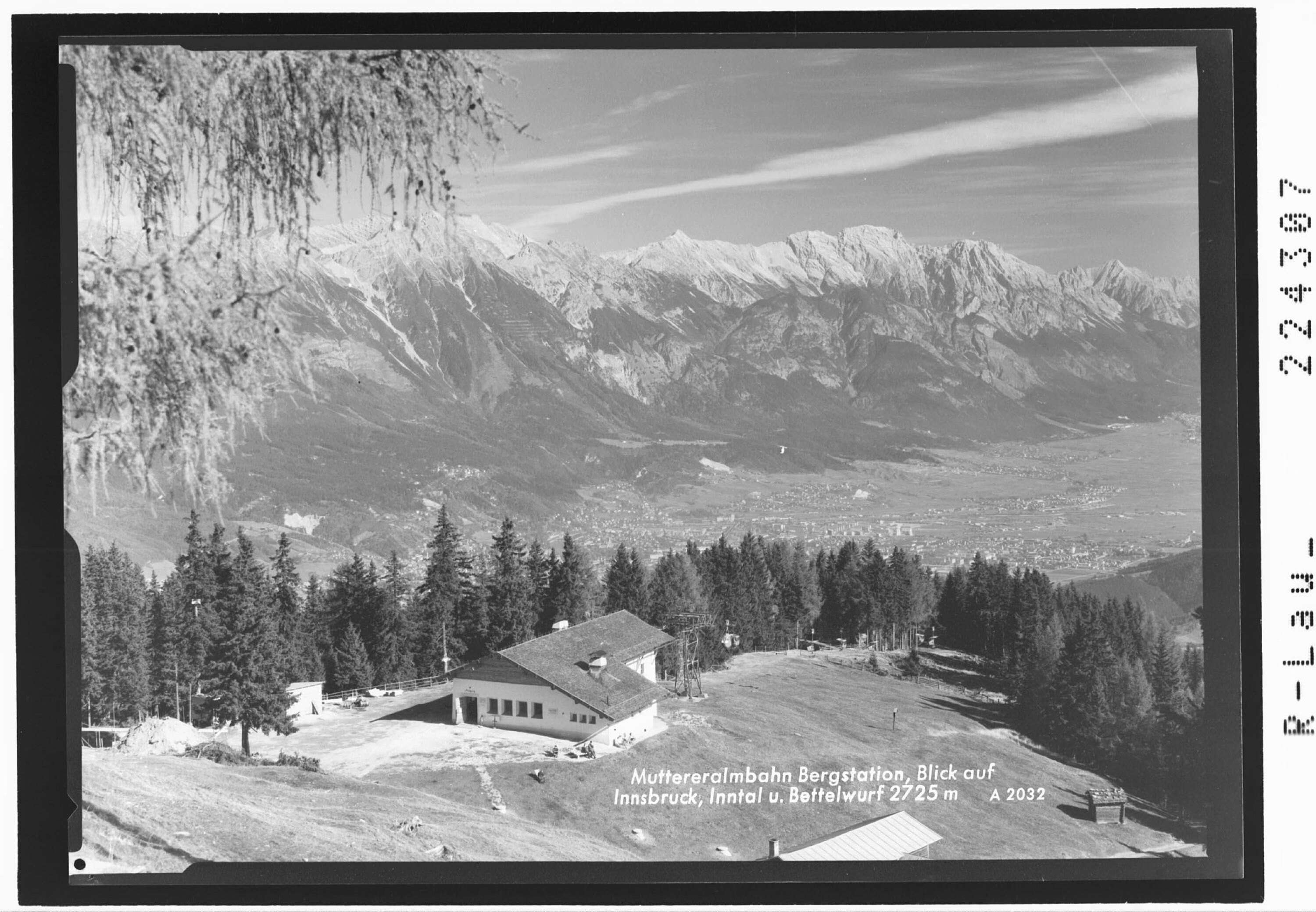 Muttereralmbahn Bergstation / Blick auf Innsbruck - Inntal und Bettelwurf 2725 m></div>


    <hr>
    <div class=