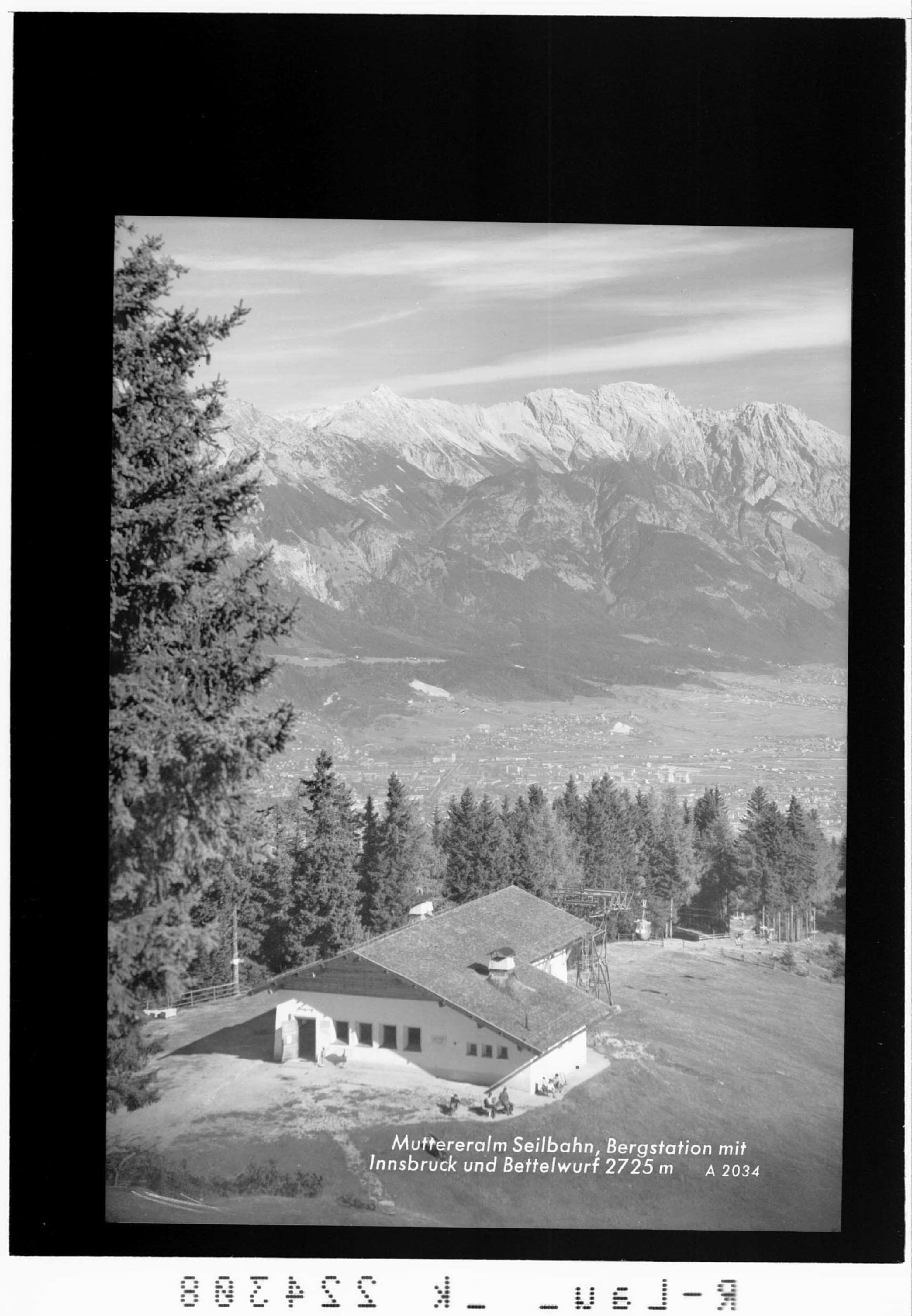 Muttereralm Seilbahn / Bergstation mit Innsbruck und Bettelwurf></div>


    <hr>
    <div class=