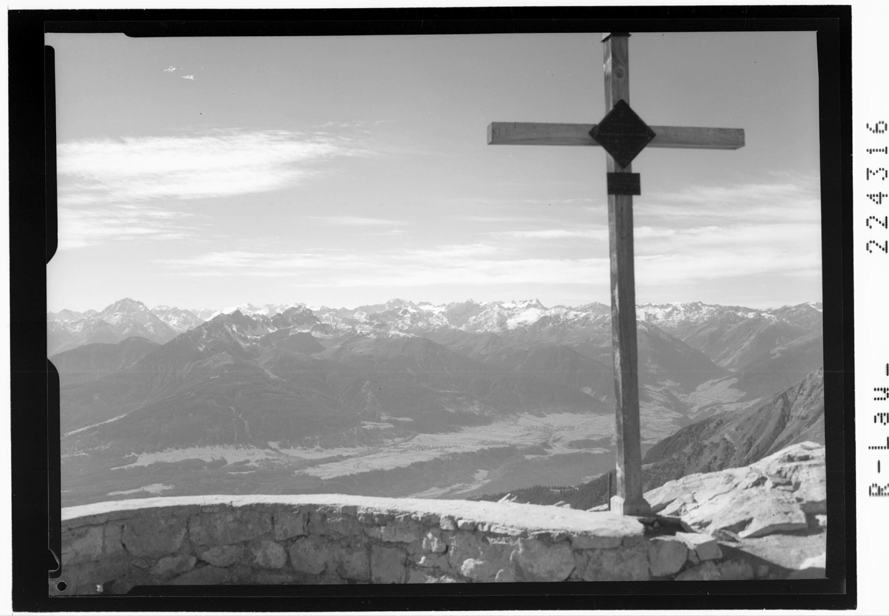 [Blick von der Hafelekarspitze in die Stubaier Alpen]></div>


    <hr>
    <div class=