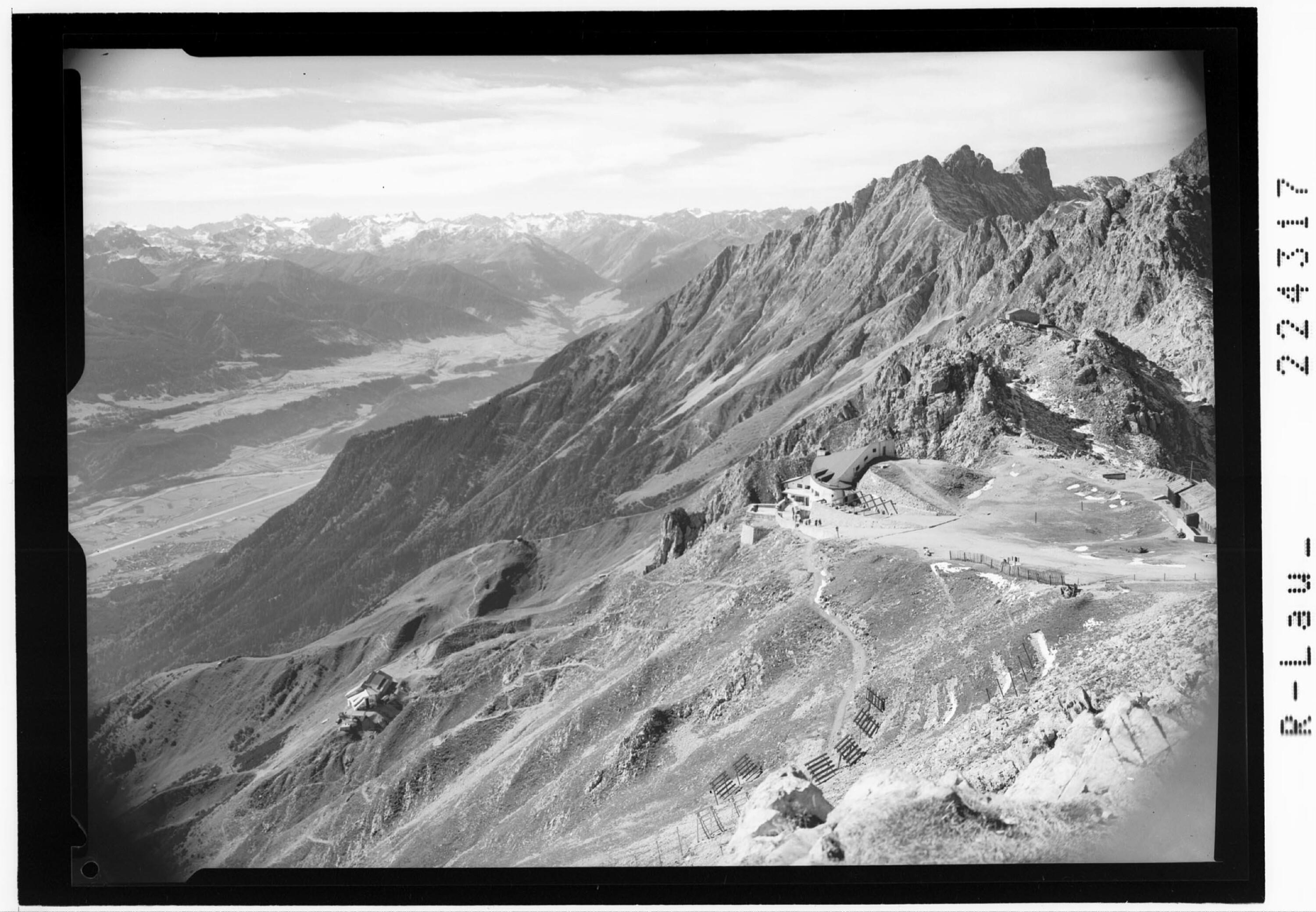 [Blick von der Hafelekarspitze gegen Solstein und Stubaier Alpen]></div>


    <hr>
    <div class=