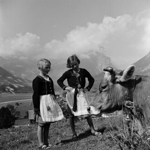 Schoppernau, Kuh mit zwei Mädchen / Franz Beer von Beer, Franz