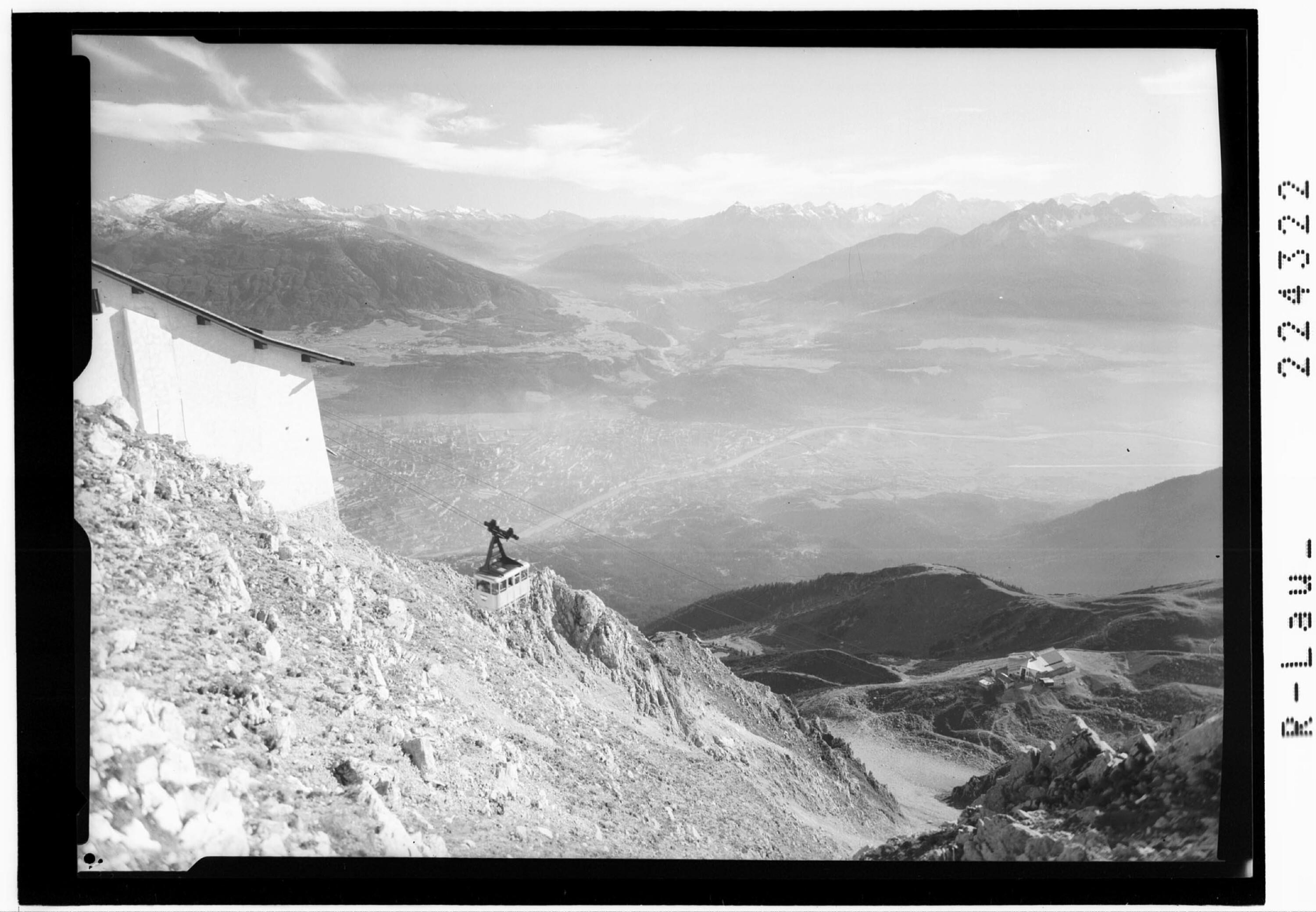 [Bergstation Hafelekar mit Blick auf Innsbruck - Zillertaler Alpen und Stubaier Alpen]></div>


    <hr>
    <div class=