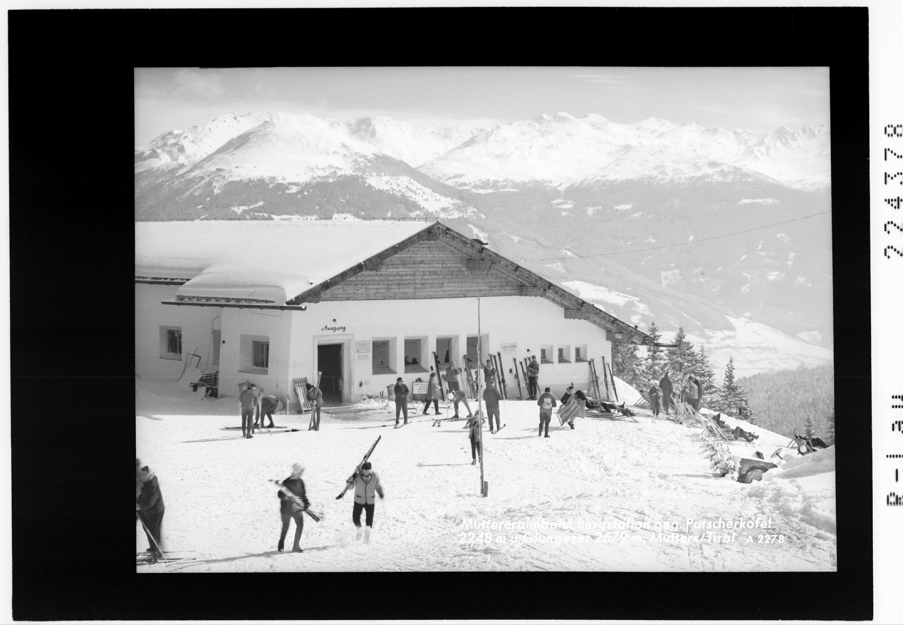 Muttereralmbahn Bergstation gegen Patscherkofel 2248 m und Glungezer 2679 m / Tirol></div>


    <hr>
    <div class=
