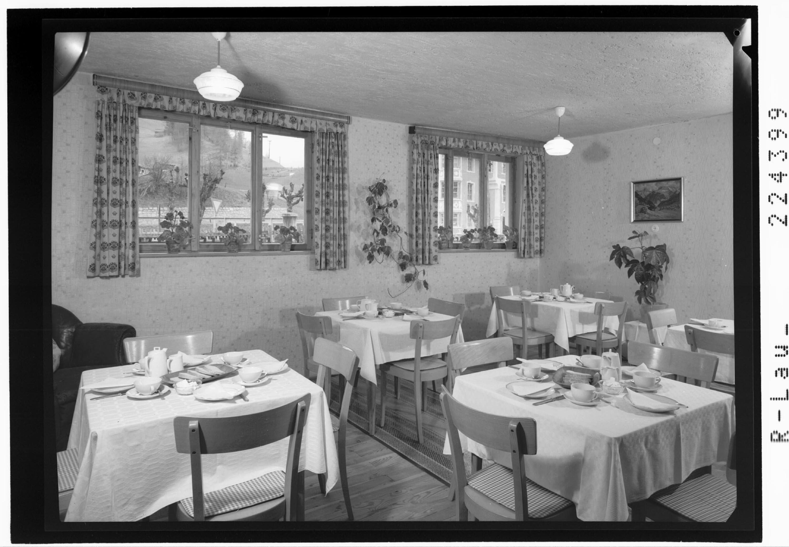 [Frühstückszimmer im Fremdenheim Renzler in Gries am Brenner / Tirol]></div>


    <hr>
    <div class=