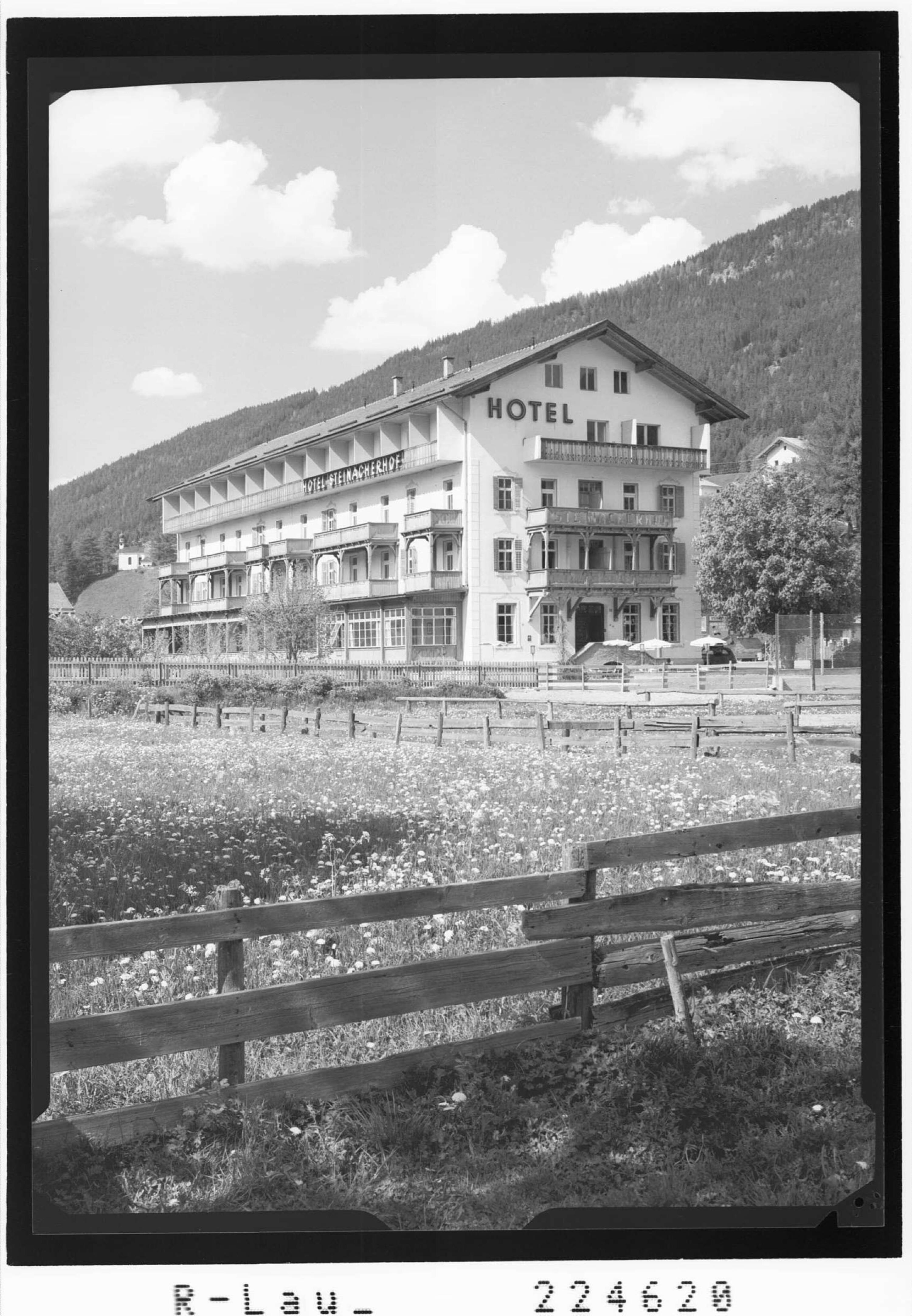 [Hotel Steinacherhof in Steinach am Brenner / Tirol]></div>


    <hr>
    <div class=