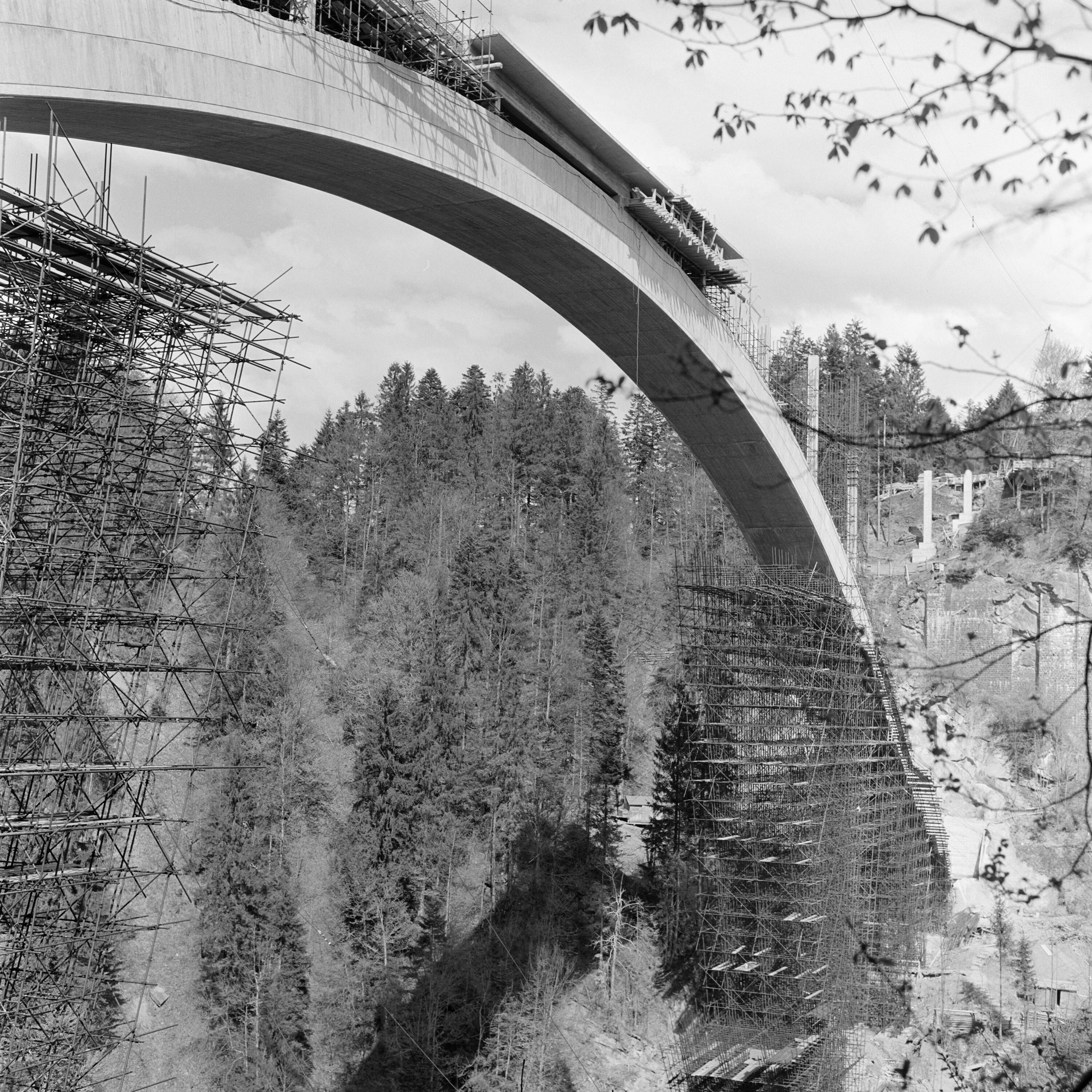 Bau der Lingenauer Hochbrücke></div>


    <hr>
    <div class=