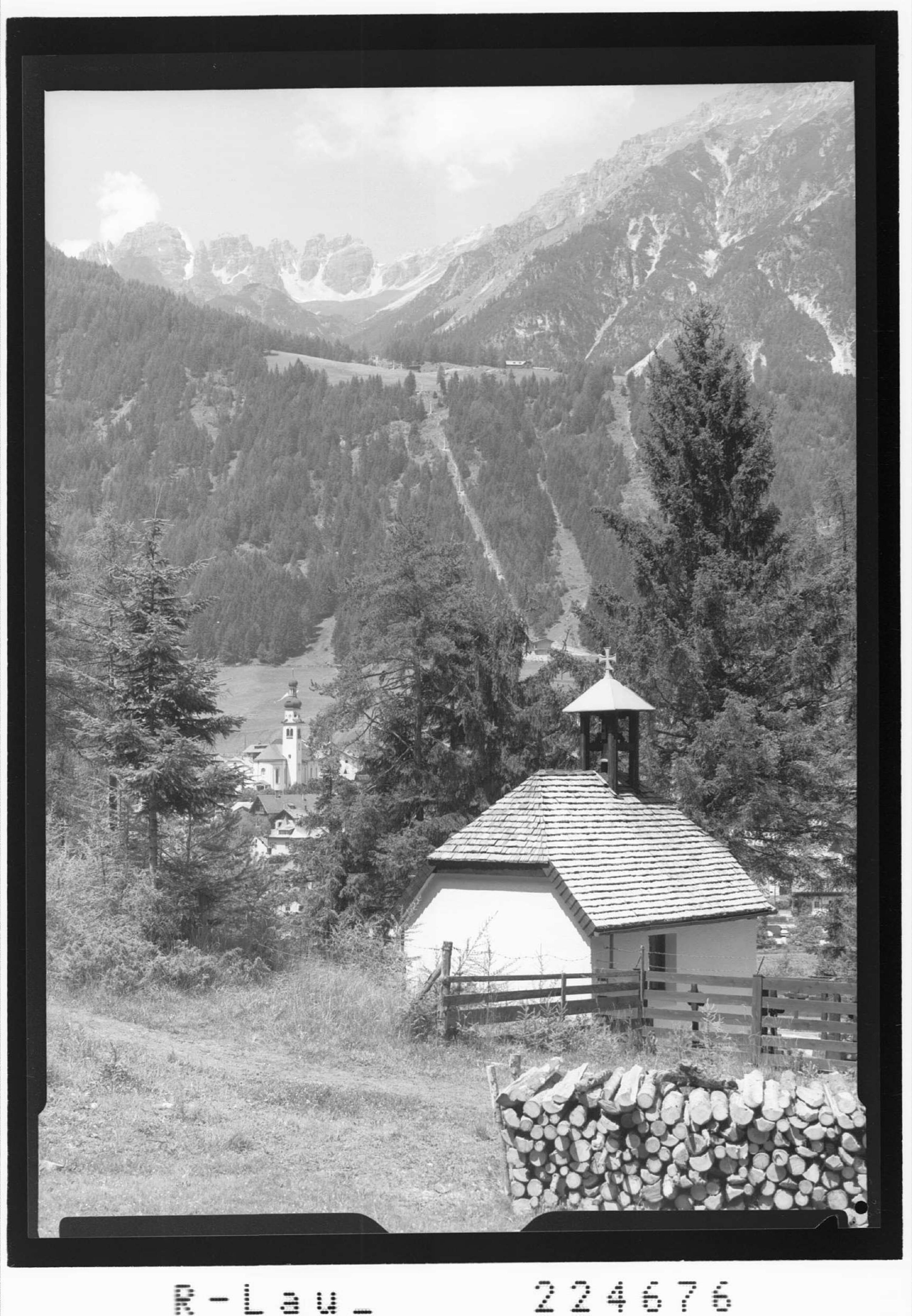 [Kriegerkapelle bei Fulpmes im Stubaital gegen Kalkkögel / Tirol]></div>


    <hr>
    <div class=
