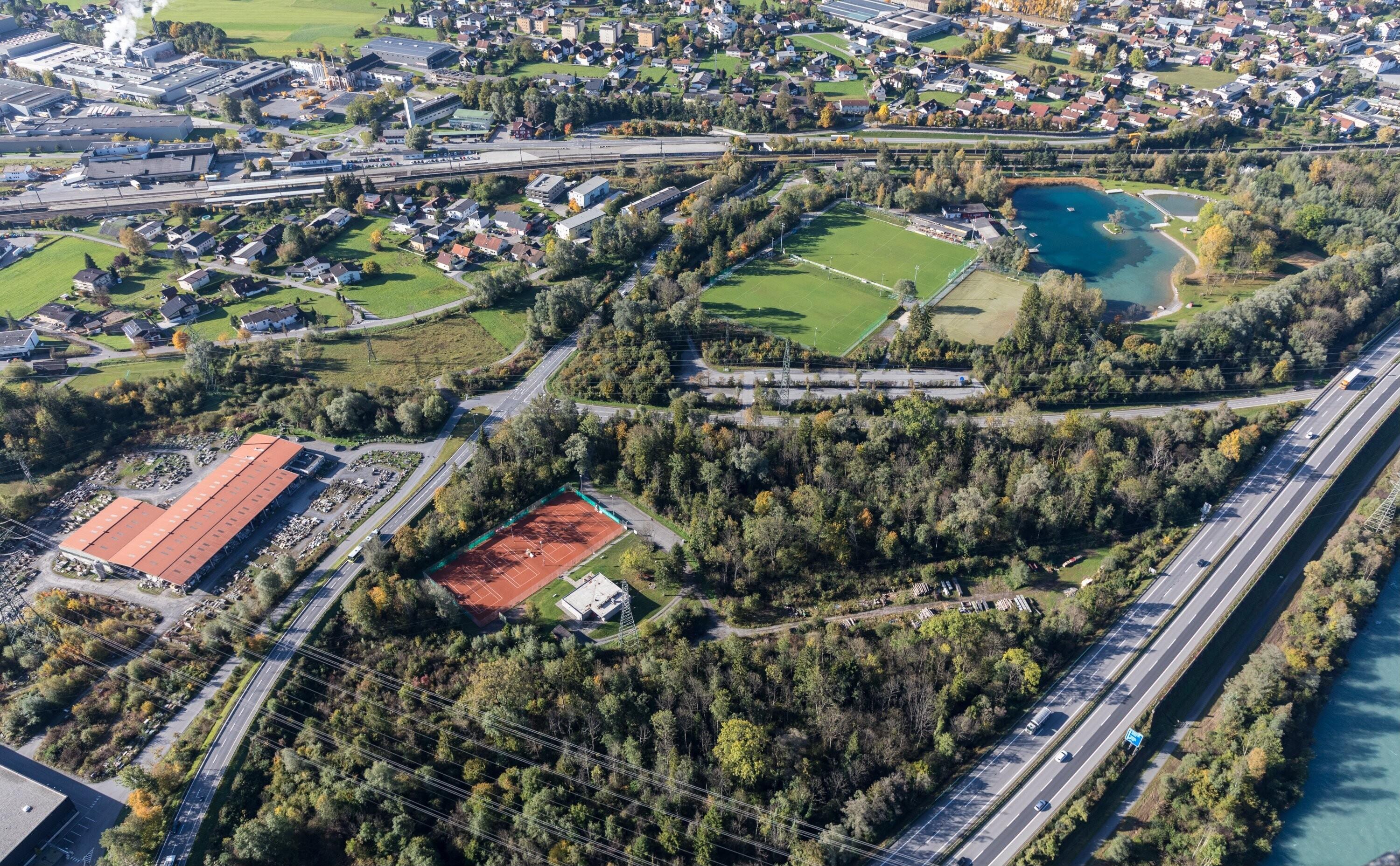 [Frastanz - Tennisplatz, Marmorwerk Prenn, Fußballplatz, Naturbad Untere Au]></div>


    <hr>
    <div class=