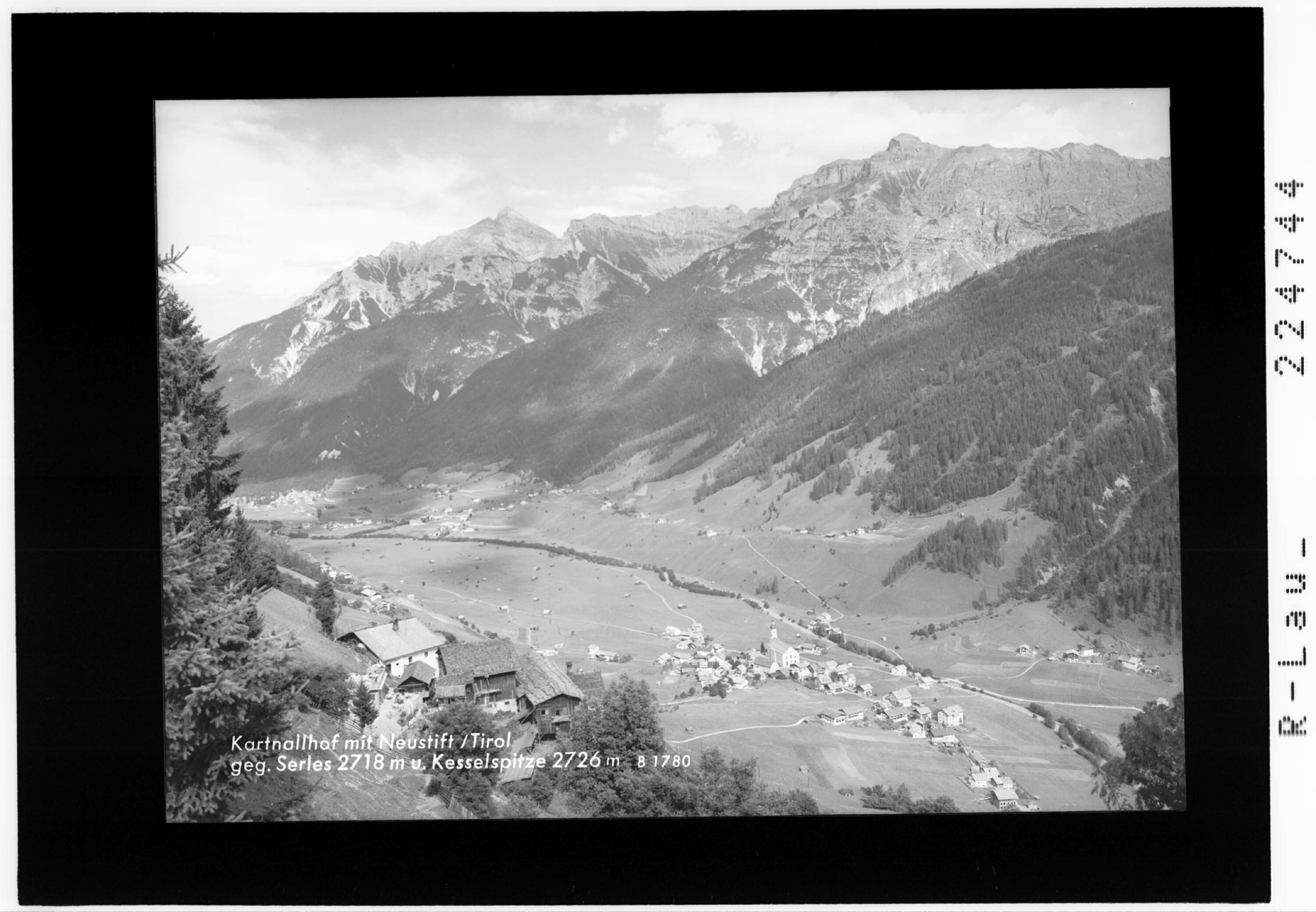 Kartnallhof mit Neustift / Tirol gegen Serles 2718 m und Kesselspitze 2726 m></div>


    <hr>
    <div class=