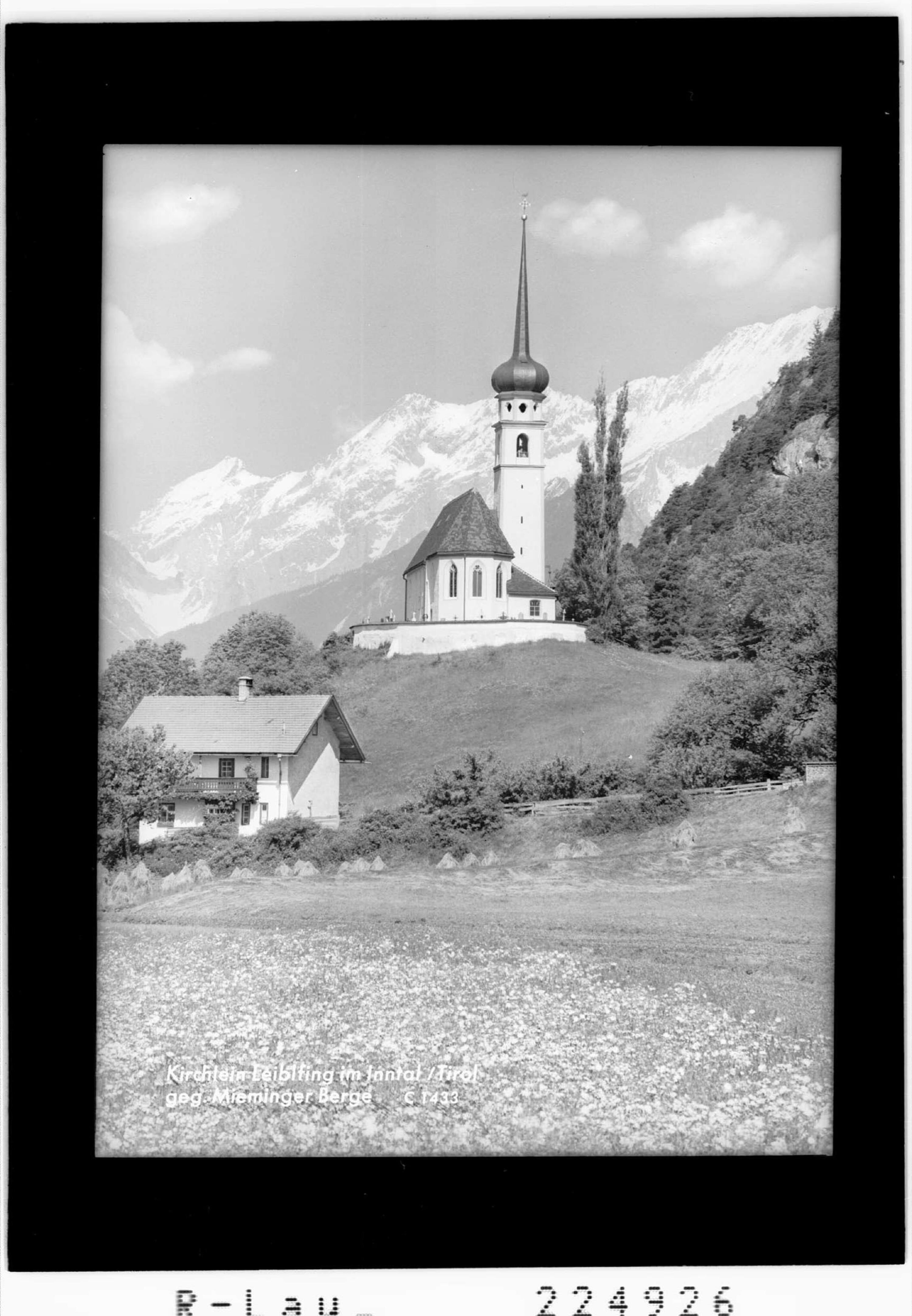 Kirchlein Leiblfing im Inntal / Tirol gegen Mieminger Berge></div>


    <hr>
    <div class=