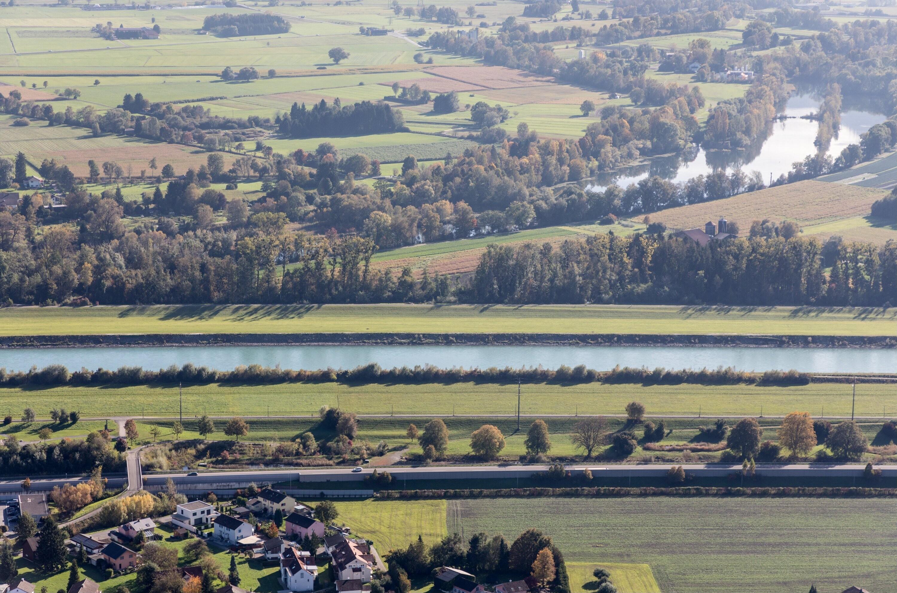 [Lustenau, Rhein, Alter Rhein]></div>


    <hr>
    <div class=