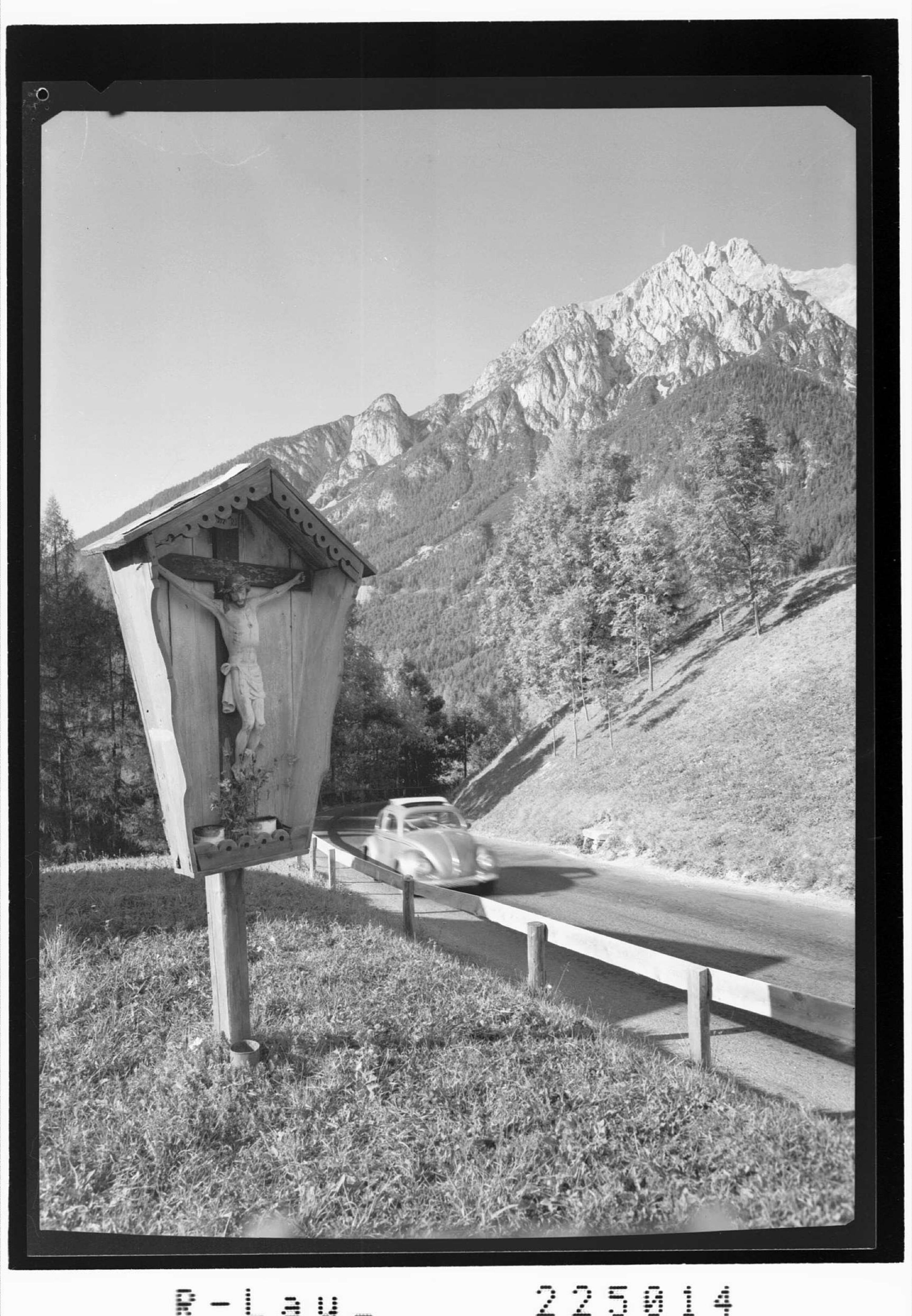 [Am Holzleitensattel mit Blick zum Wannig / Tirol]></div>


    <hr>
    <div class=