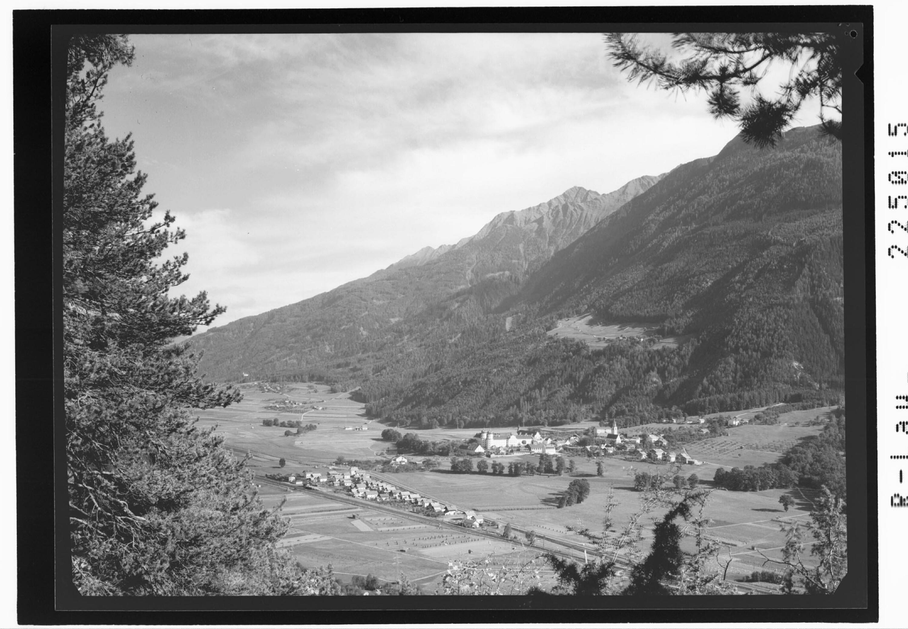 [Blick vom Locherboden auf Stams mit Hocheder / Tirol]></div>


    <hr>
    <div class=