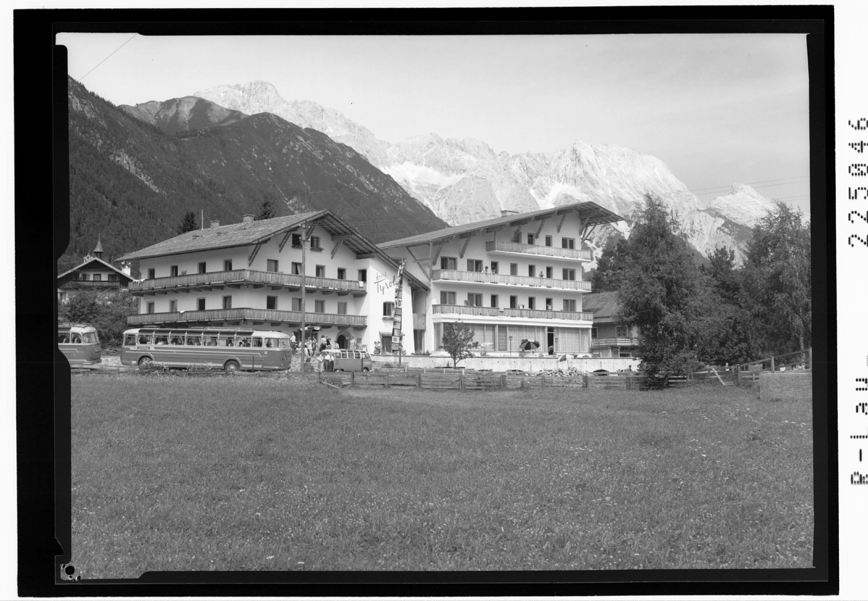 [Hotel Tyrol in Obsteig am Mieminger Plateau gegen Mieminger Gebirge / Tirol]></div>


    <hr>
    <div class=