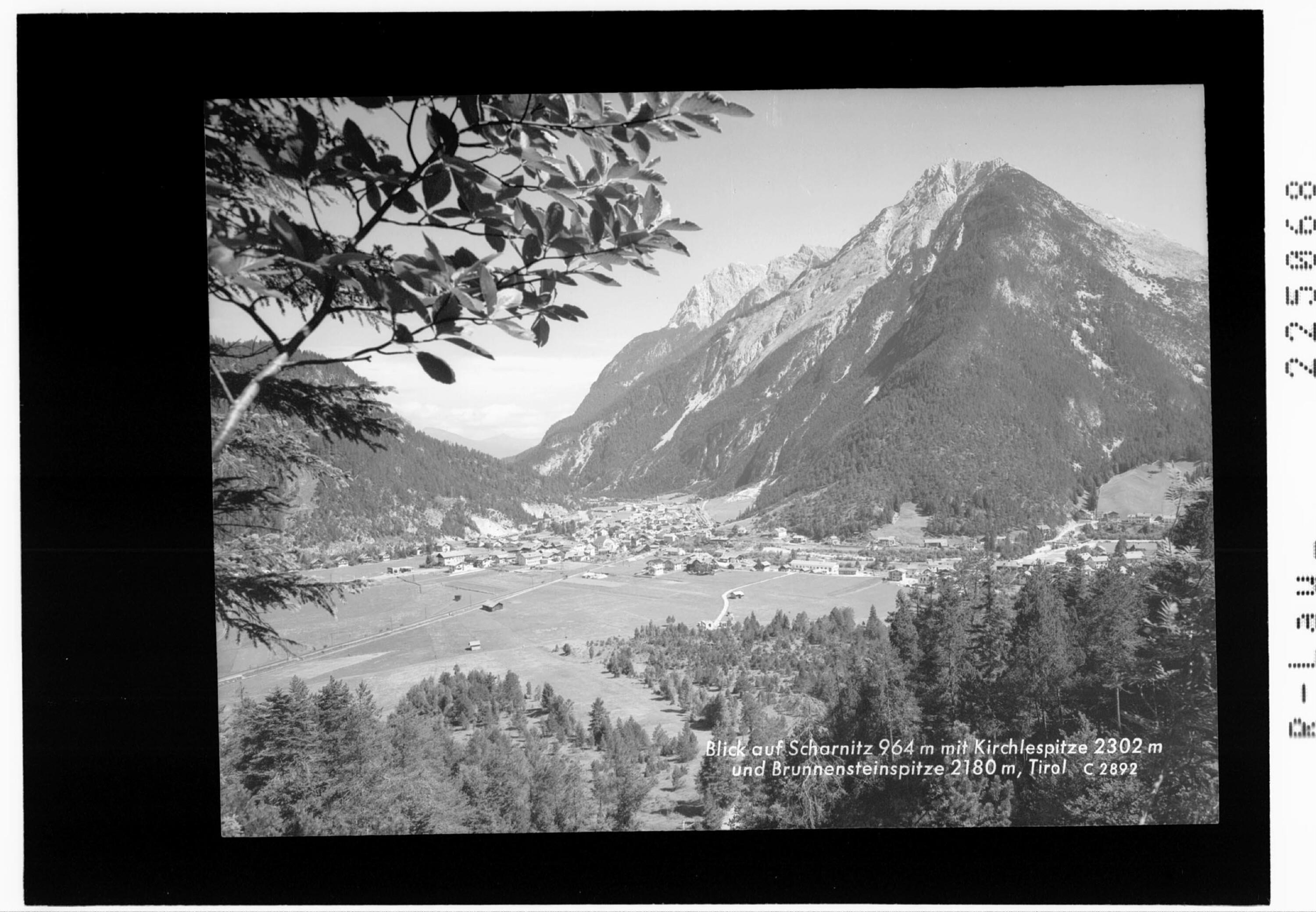 Blick auf Scharnitz 964 m mit Kirchlespitze 2302 m und Brunnensteinspitze 2180 m / Tirol></div>


    <hr>
    <div class=
