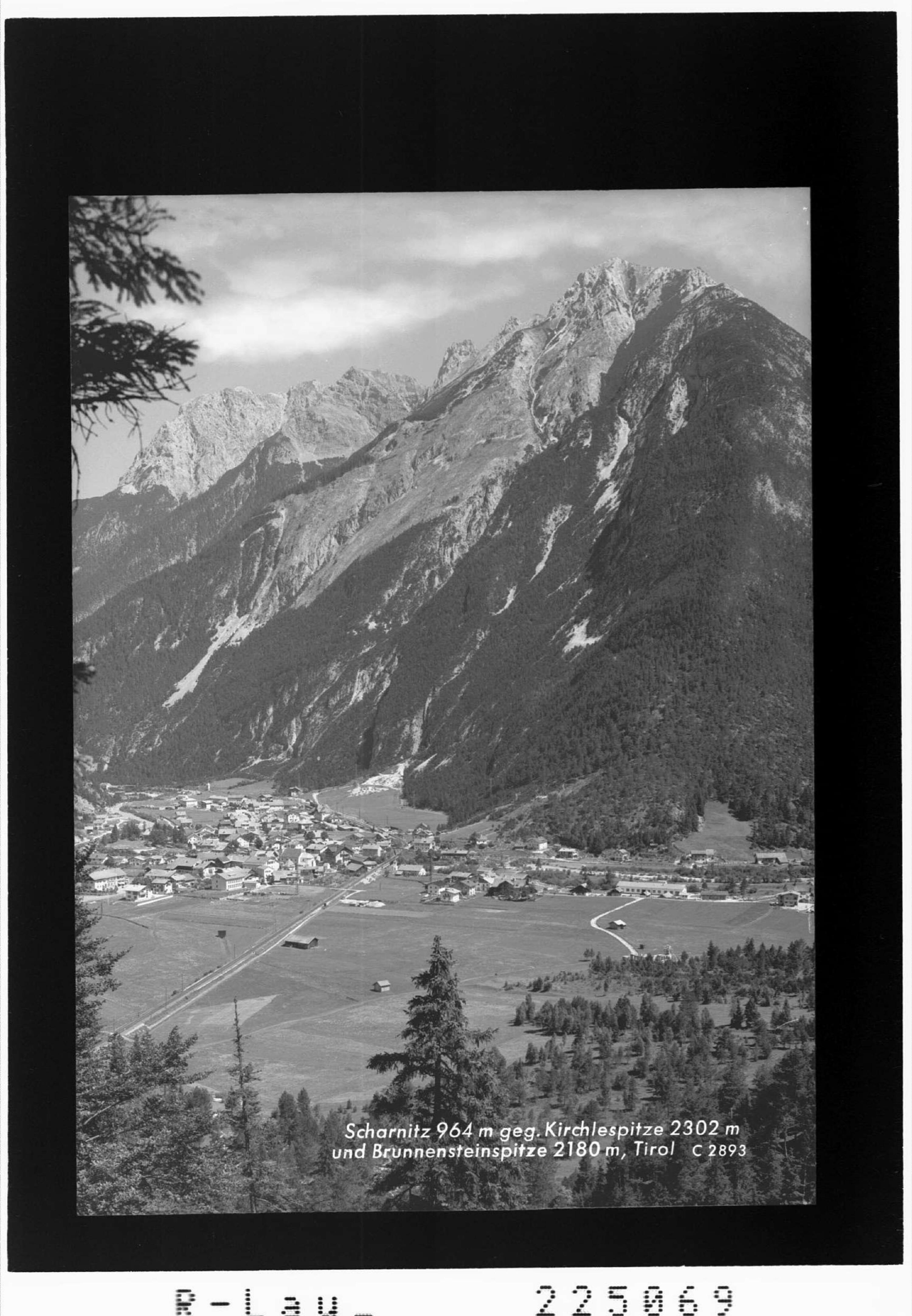Scharnitz 964 m gegen Kirchlespitze 2302 m und Brunnensteinspitze 2180 m / Tirol></div>


    <hr>
    <div class=
