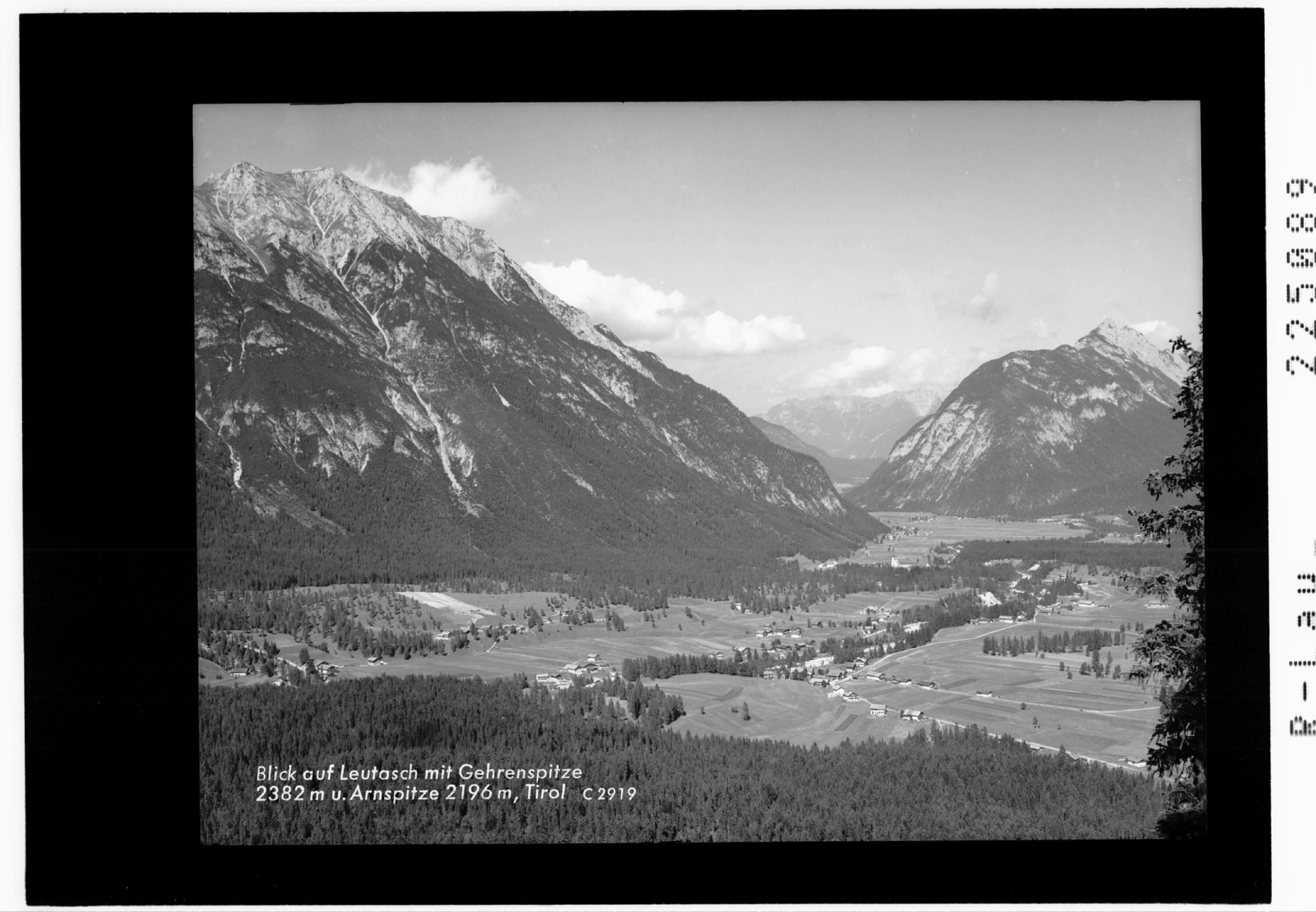 Blick auf Leutasch mit Geherenspitze 2382 m und Arnspitze 2196 m / Tirol></div>


    <hr>
    <div class=