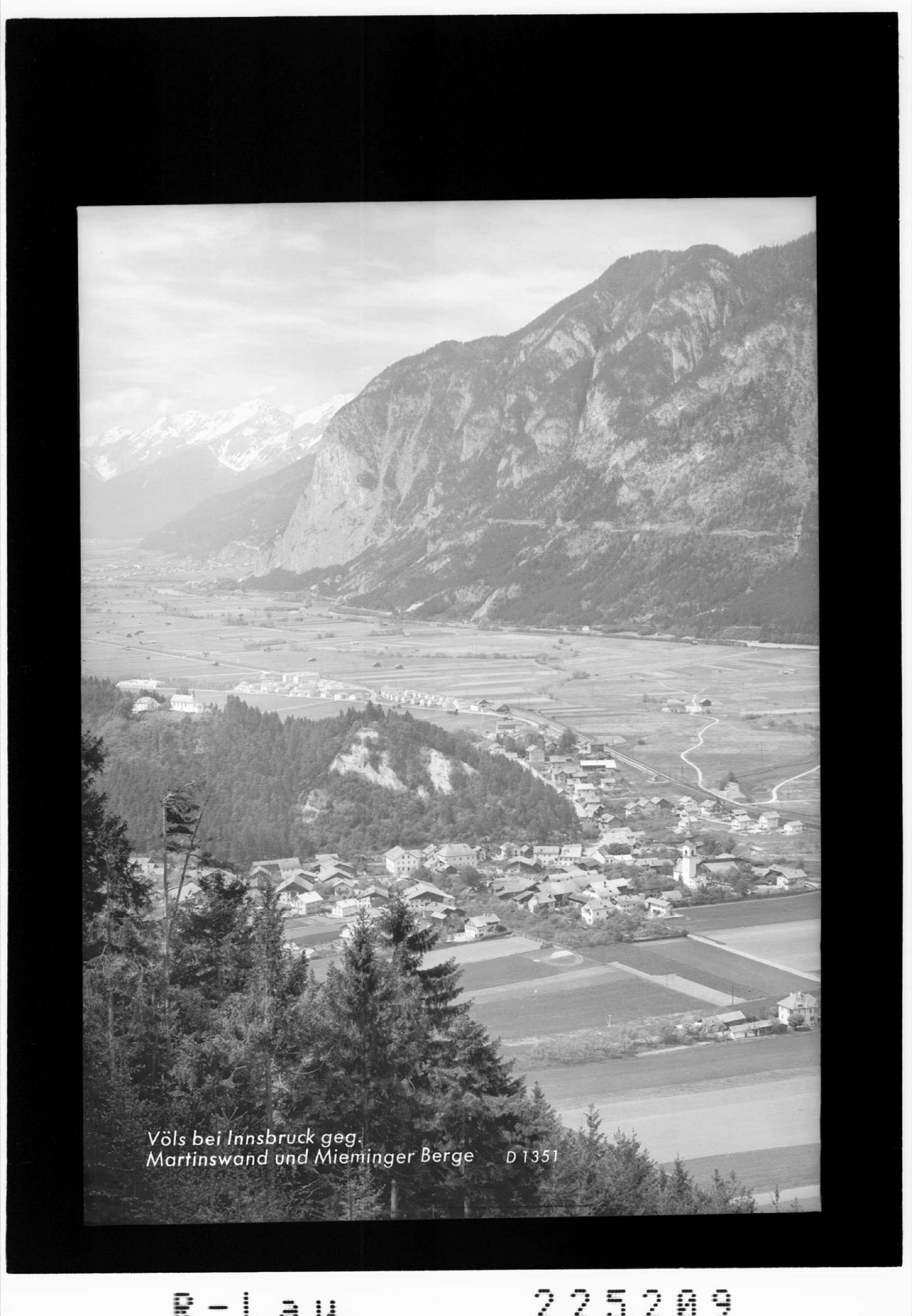 Völs bei Innsbruck gegen Martinswand und Mieminger Berge></div>


    <hr>
    <div class=