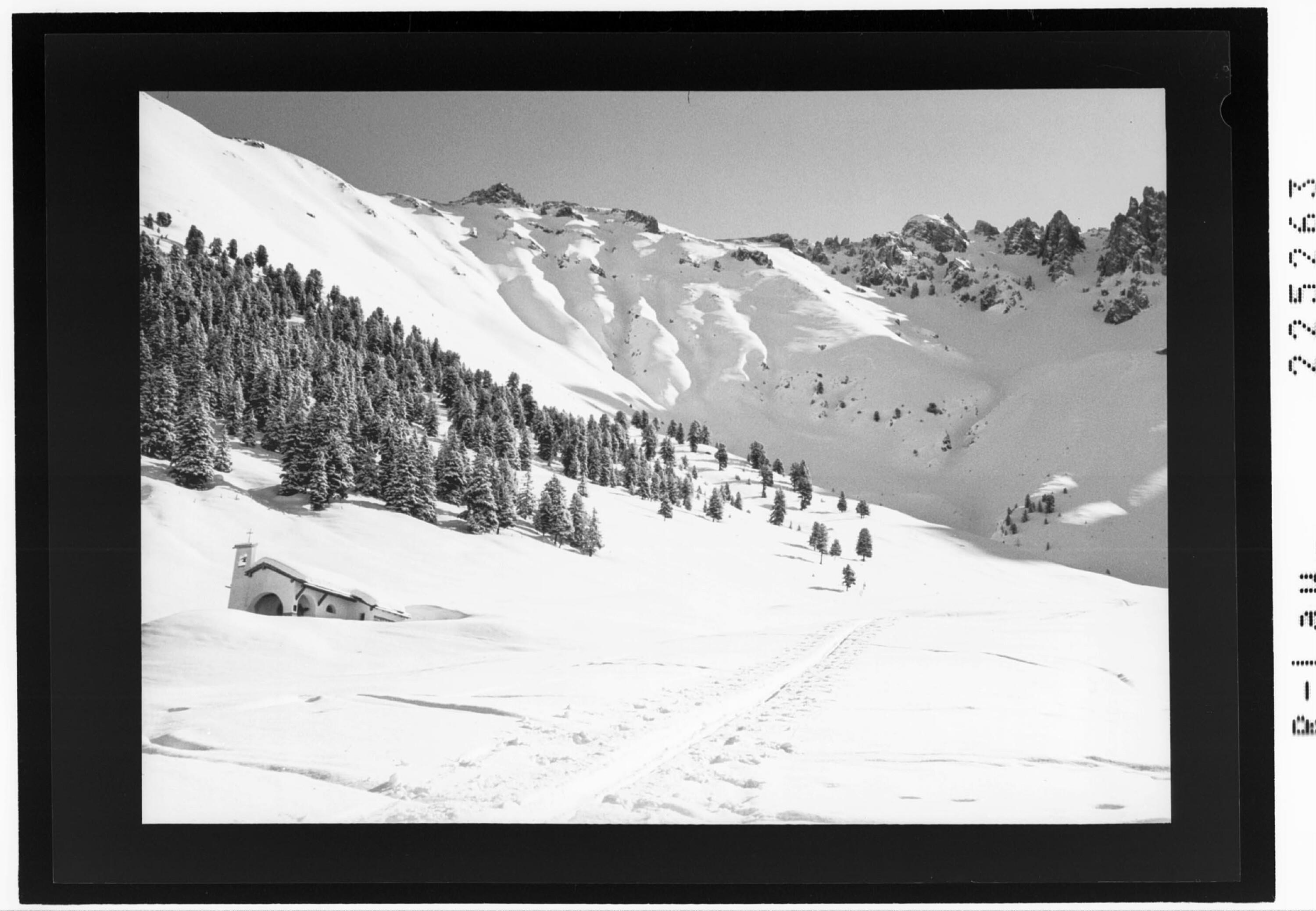 [Kapelle auf der Kemater Alm mit Blick zur Hochtennspitze / Tirol]></div>


    <hr>
    <div class=