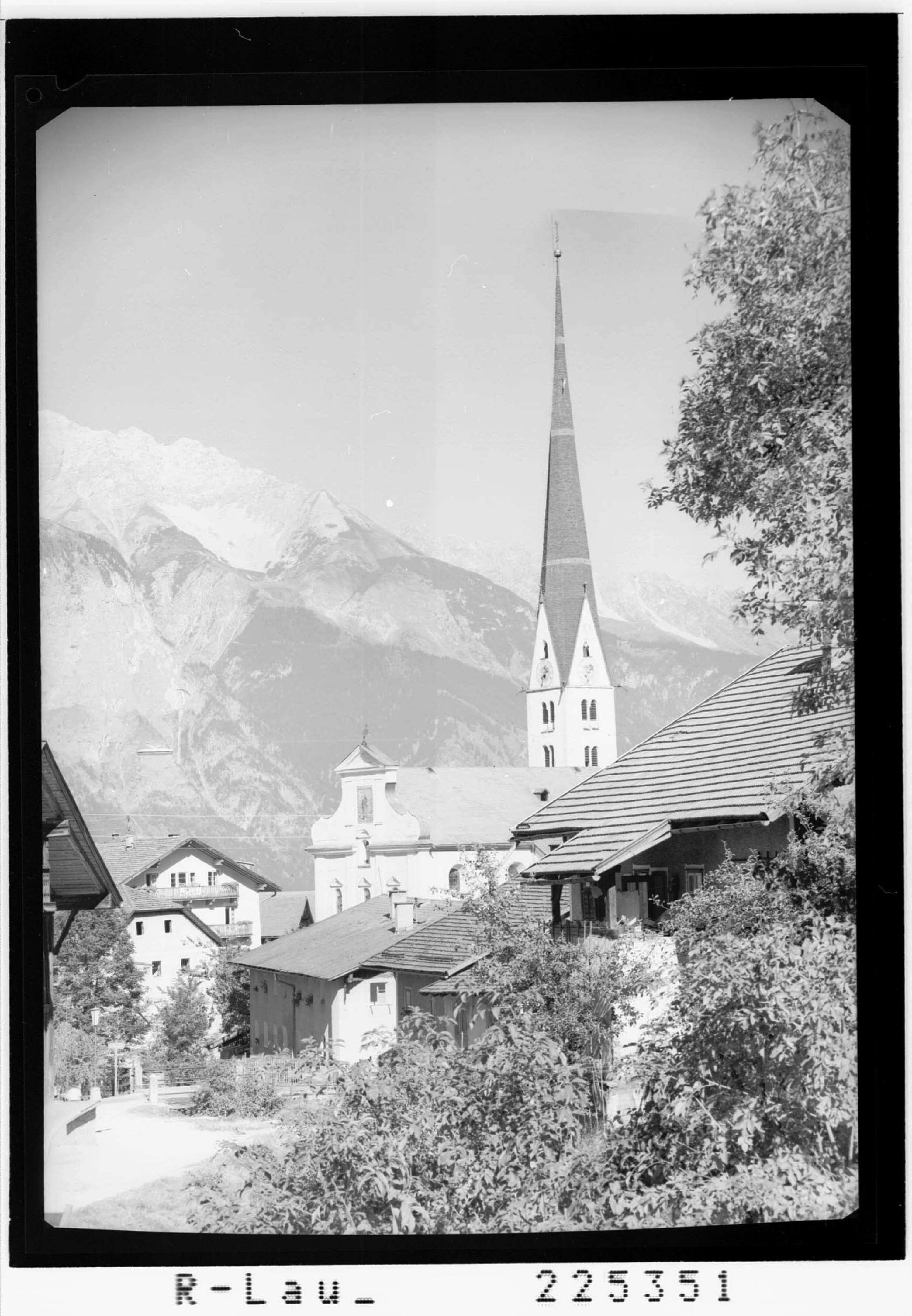 [Pfarrkirche in Axams gegen Brandjoch / Tirol]></div>


    <hr>
    <div class=