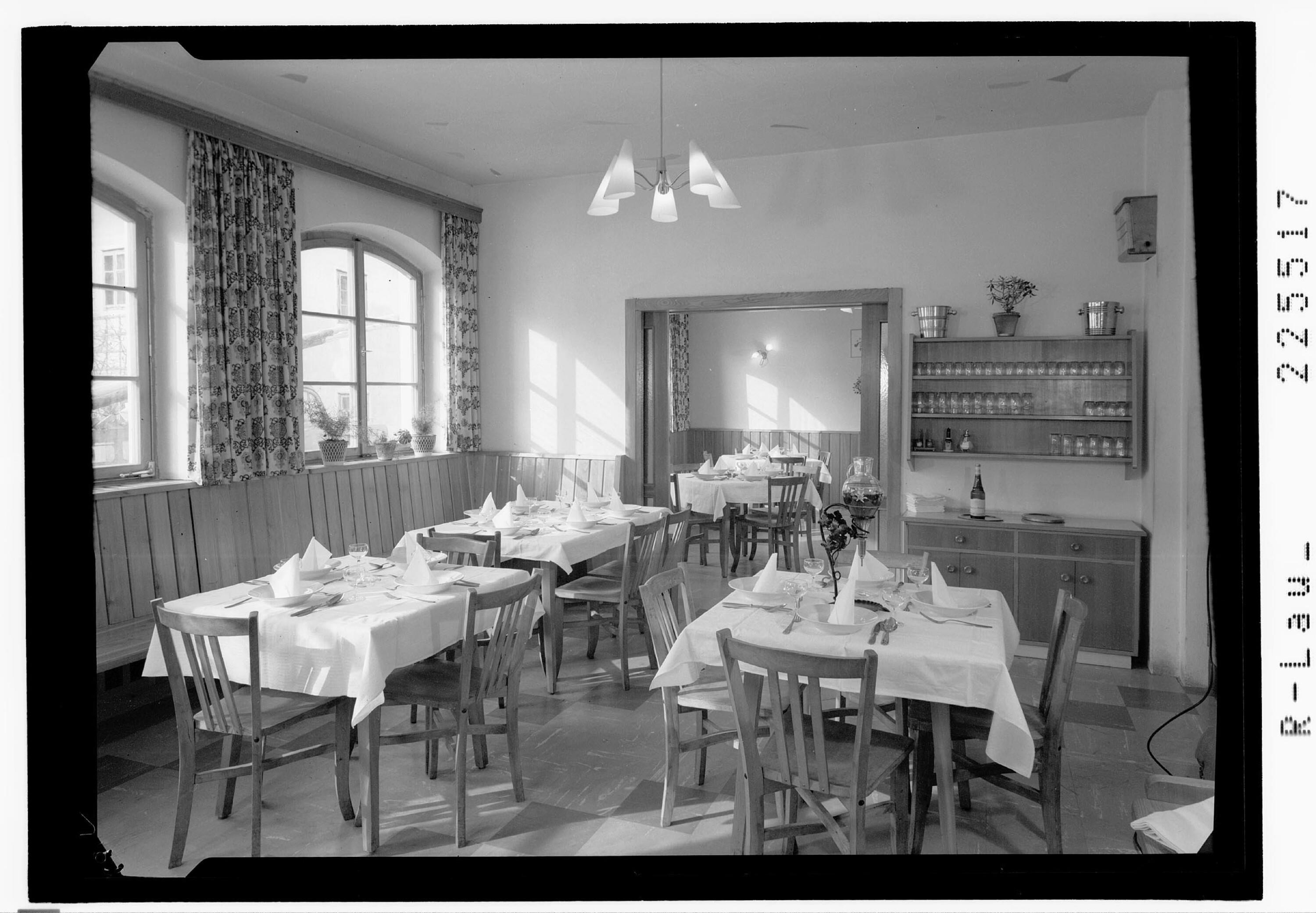 [Speisesaal im Gasthaus Neuwirt in Götzens / Tirol]></div>


    <hr>
    <div class=