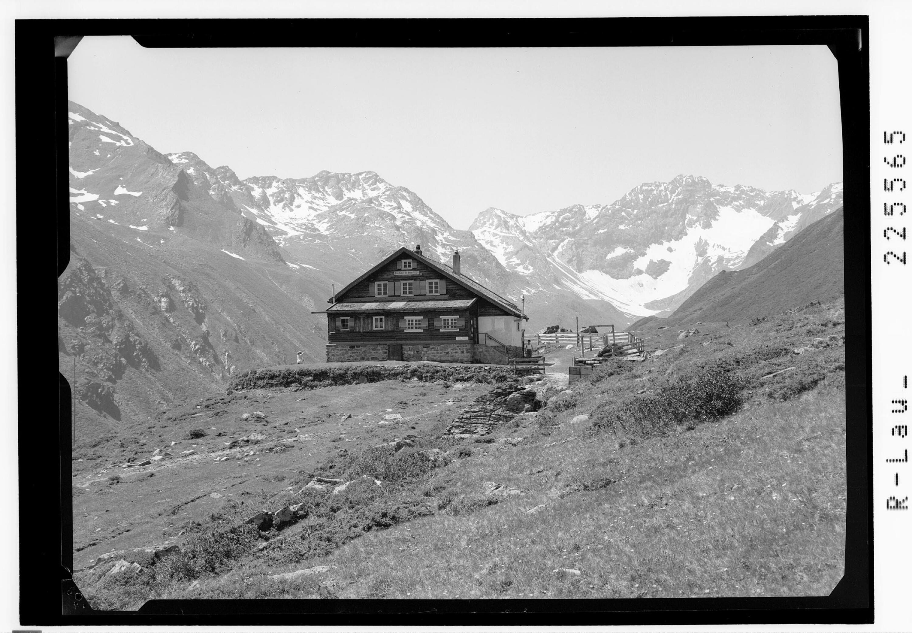 [Potsdamer Hütte im hinteren Fotschertal gegen Schaldersspitze und Hohe Villerspitze]></div>


    <hr>
    <div class=