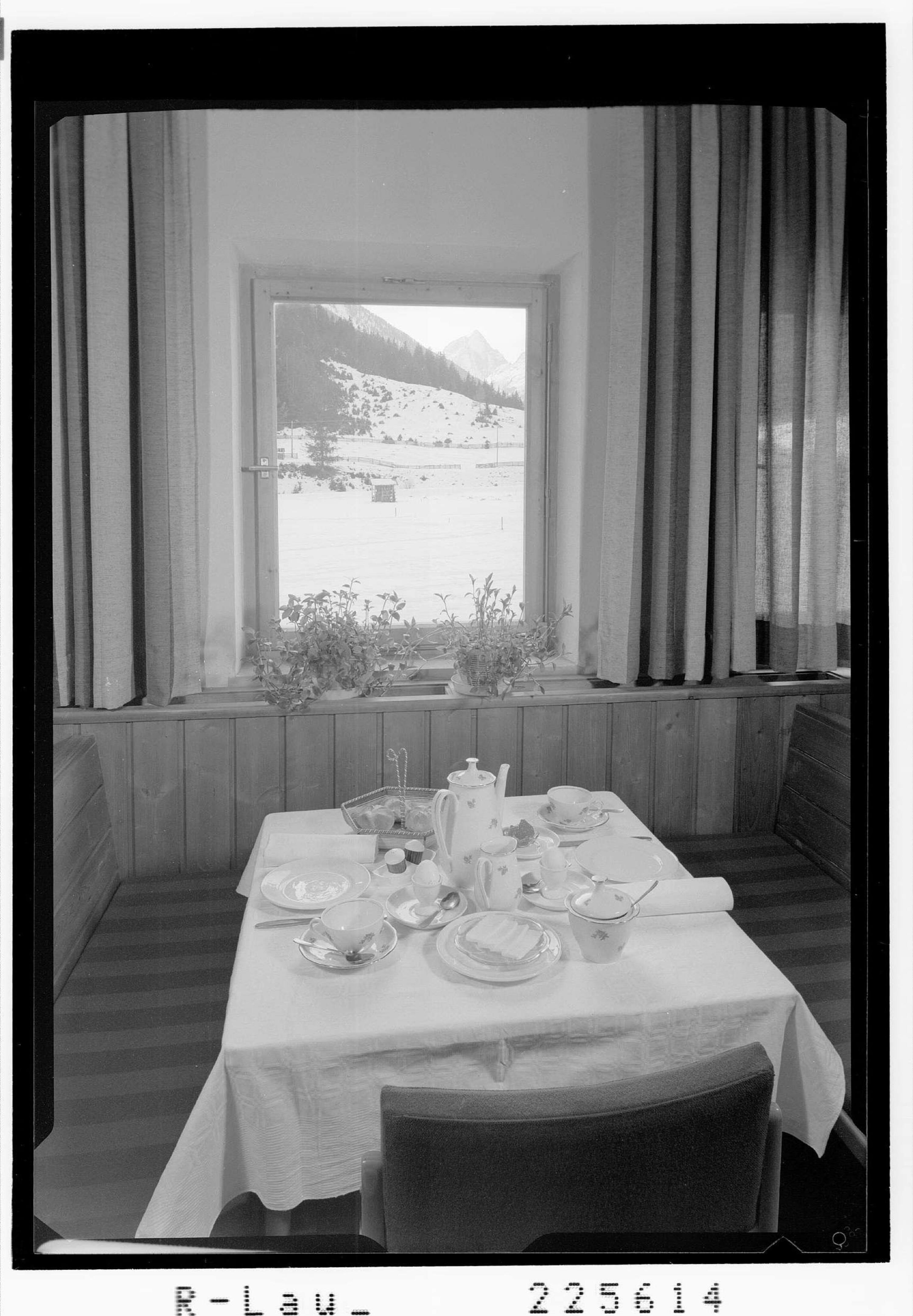 [Frühstückszimmer im Fremdenheim Egger in Inzing / Tirol]></div>


    <hr>
    <div class=