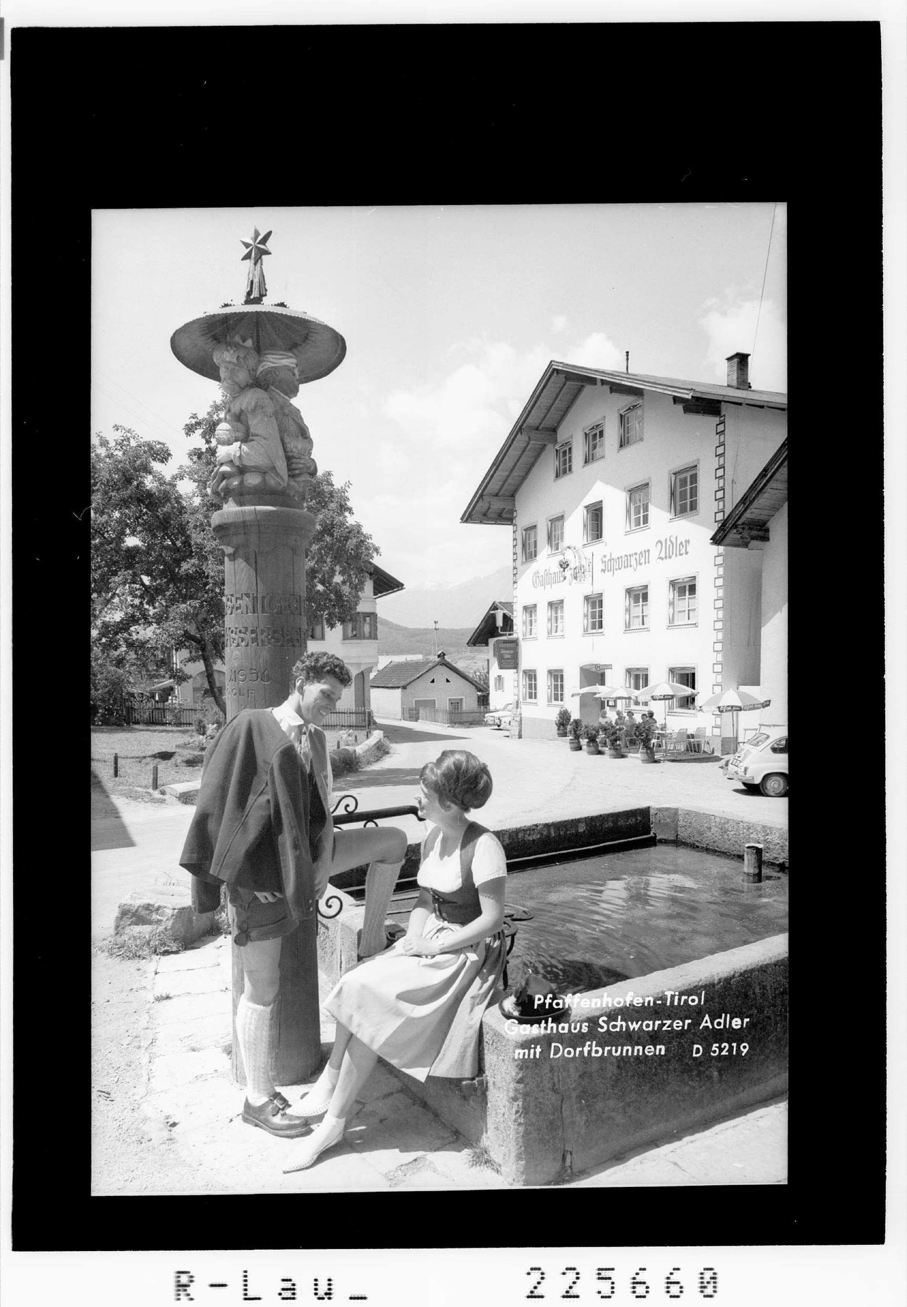 Pfaffenhofen - Tirol / Gasthaus Schwarzer Adler mit Dorfbrunnen></div>


    <hr>
    <div class=