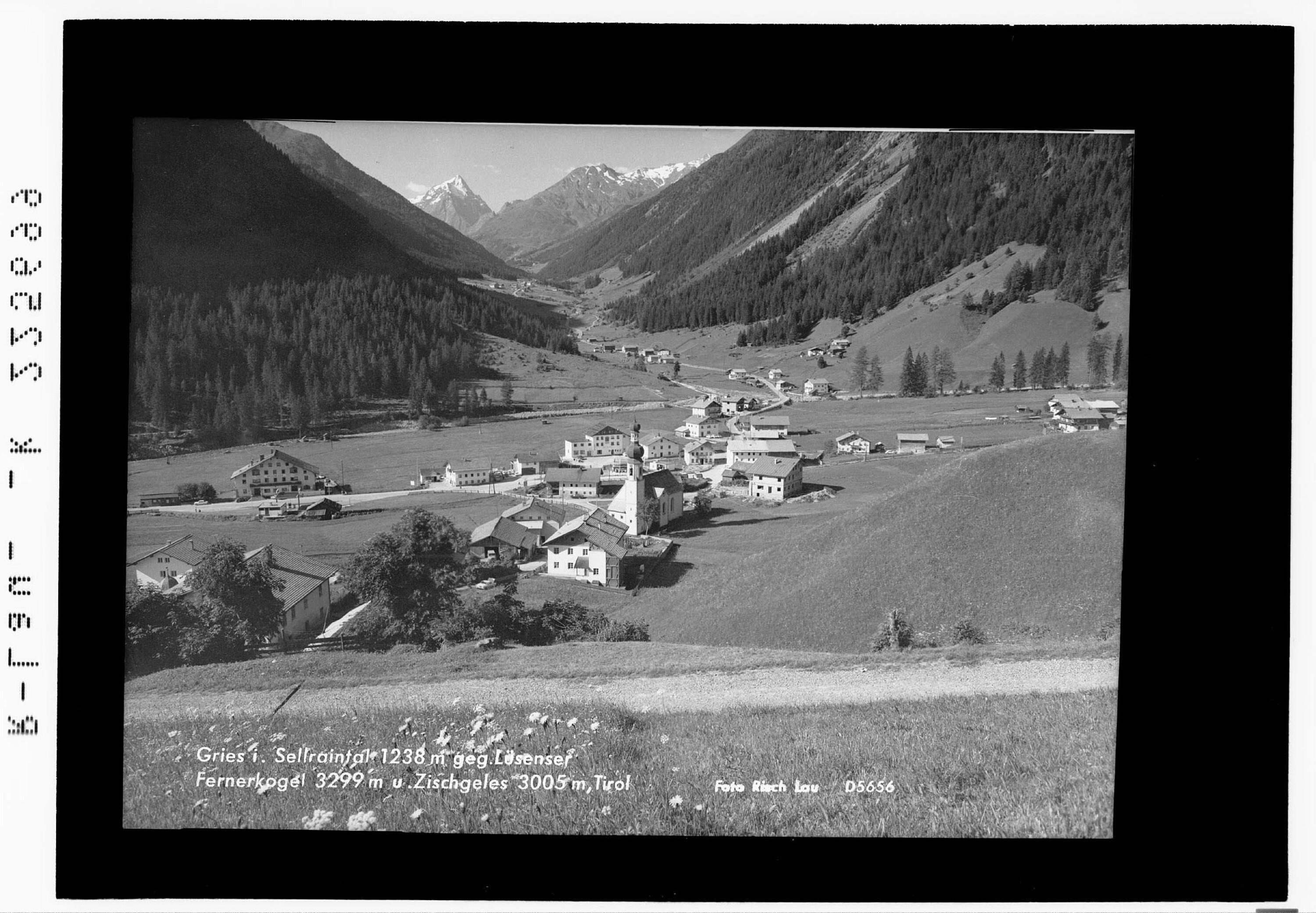 Gries im Sellraintal 1238 m gegen Lüsenser Fernerkogel 3299 m und Zischgeles 3005 m / Tirol></div>


    <hr>
    <div class=