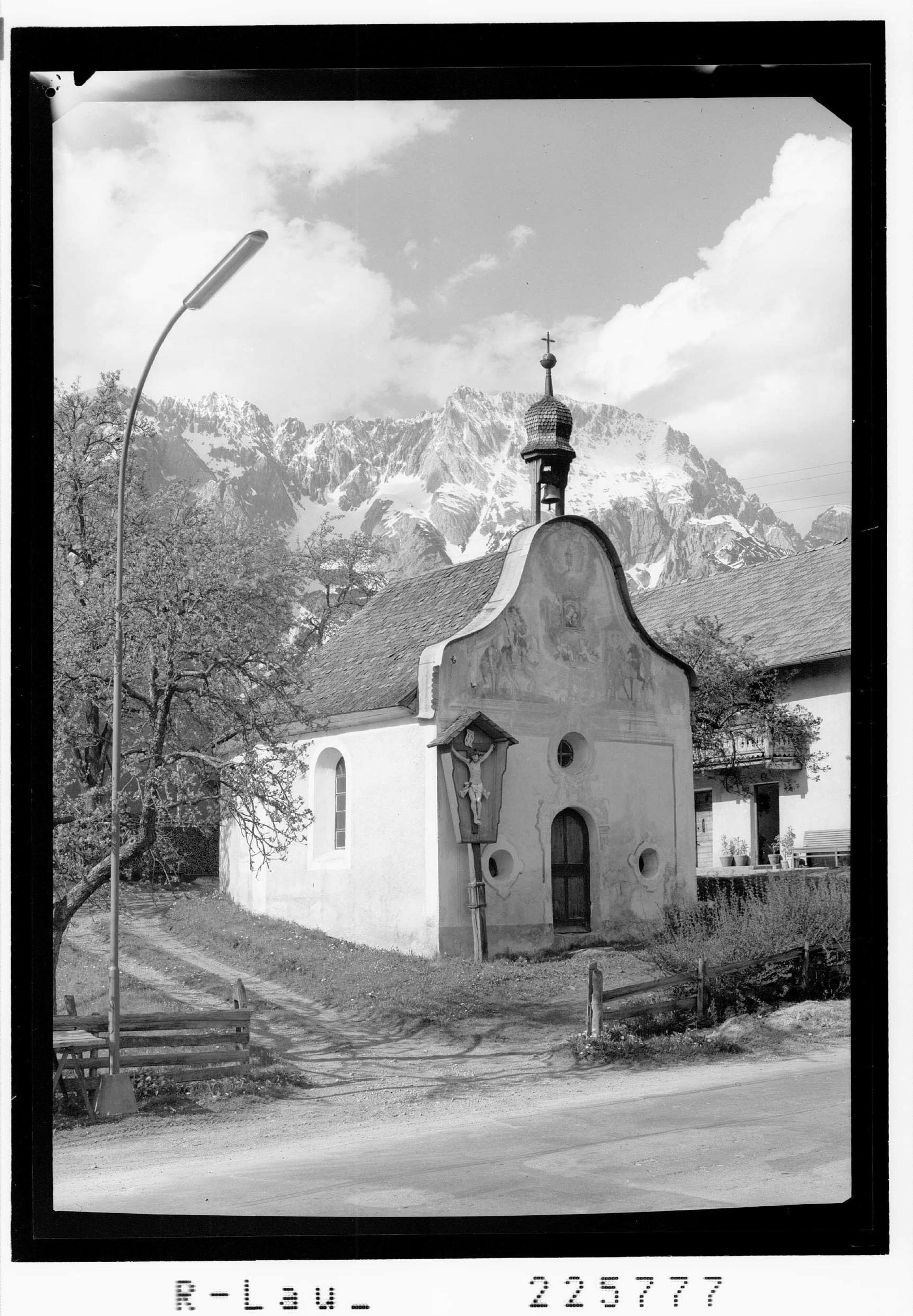 [Kapelle in Fronhausen gegen Mitterspitzen und Hochplattig / Mieminger Plateau / Tirol]></div>


    <hr>
    <div class=