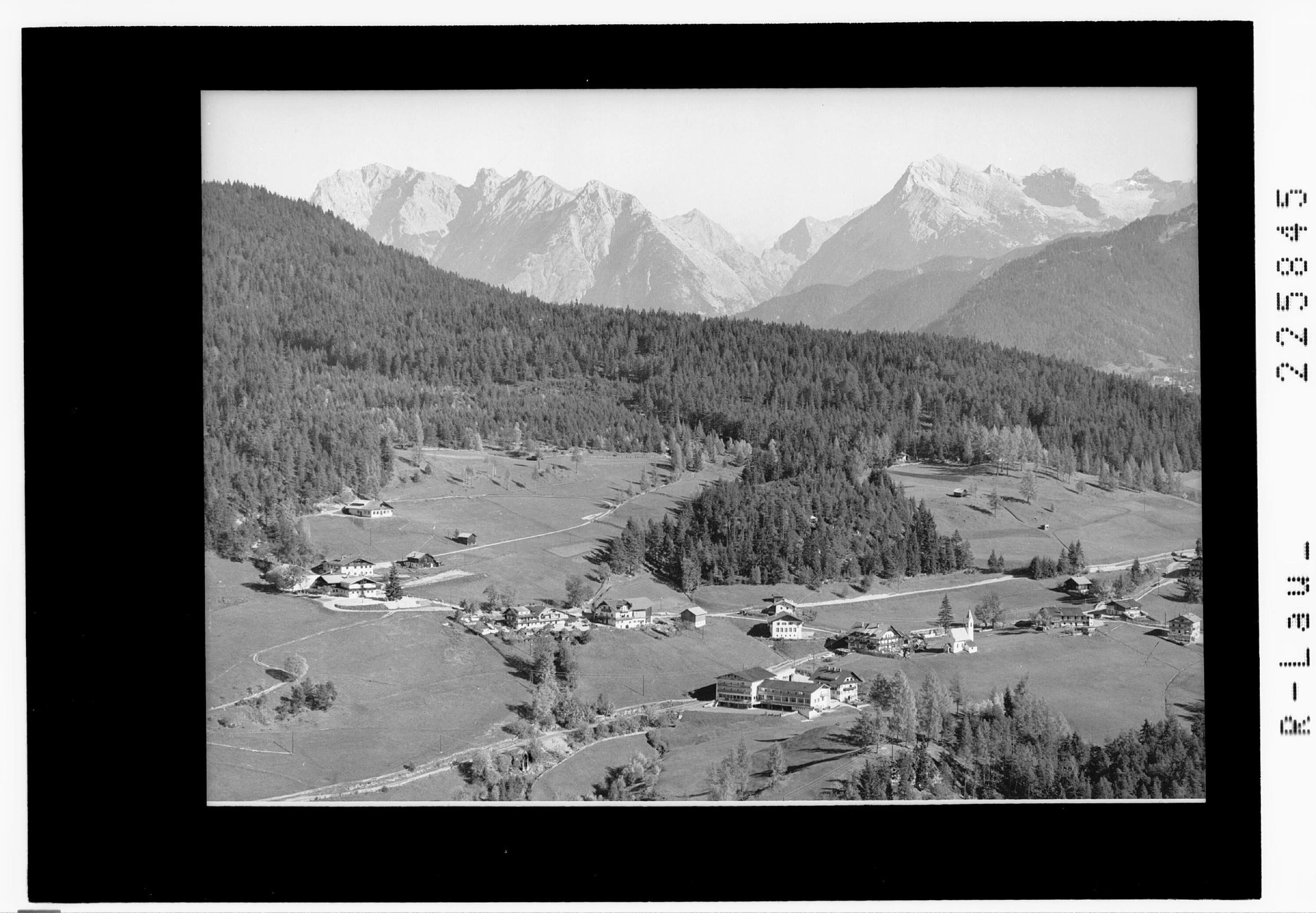 Mösern bei Telfs in Tirol gegen Karwendelgebirge></div>


    <hr>
    <div class=