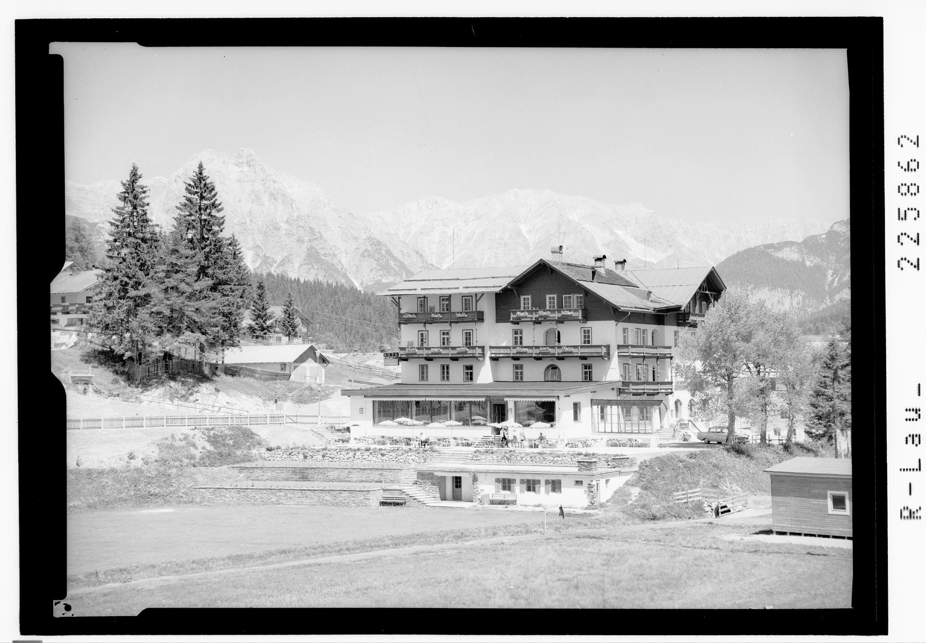 [Hotel Wetterstein in Seefeld gegen Wetterstein Gebirge mit Ofelekopf und Wettersteinwand / Tirol]></div>


    <hr>
    <div class=