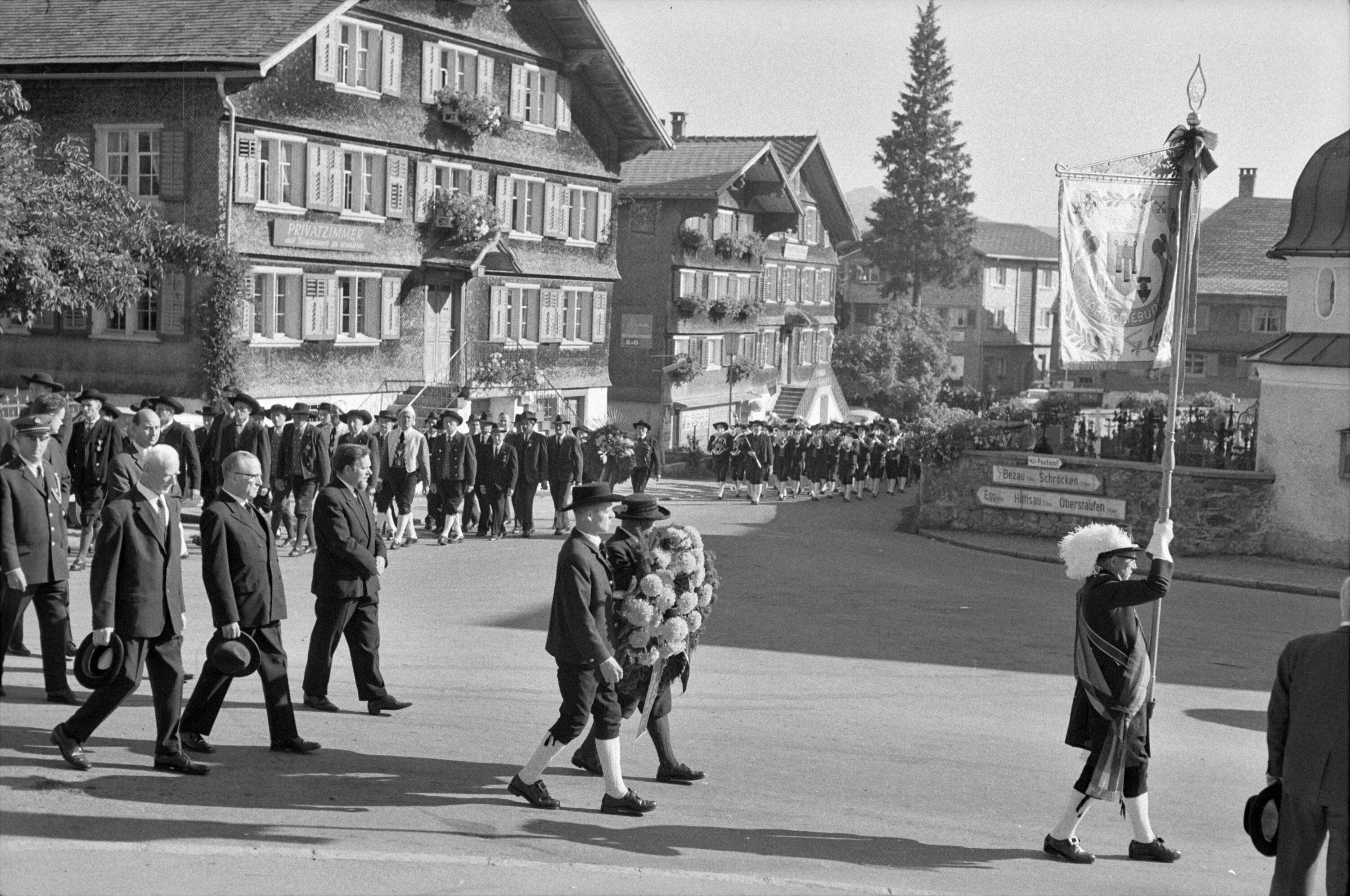 Begräbnis von Schuldirektor Adolf Metzler in Schwarzenberg></div>


    <hr>
    <div class=