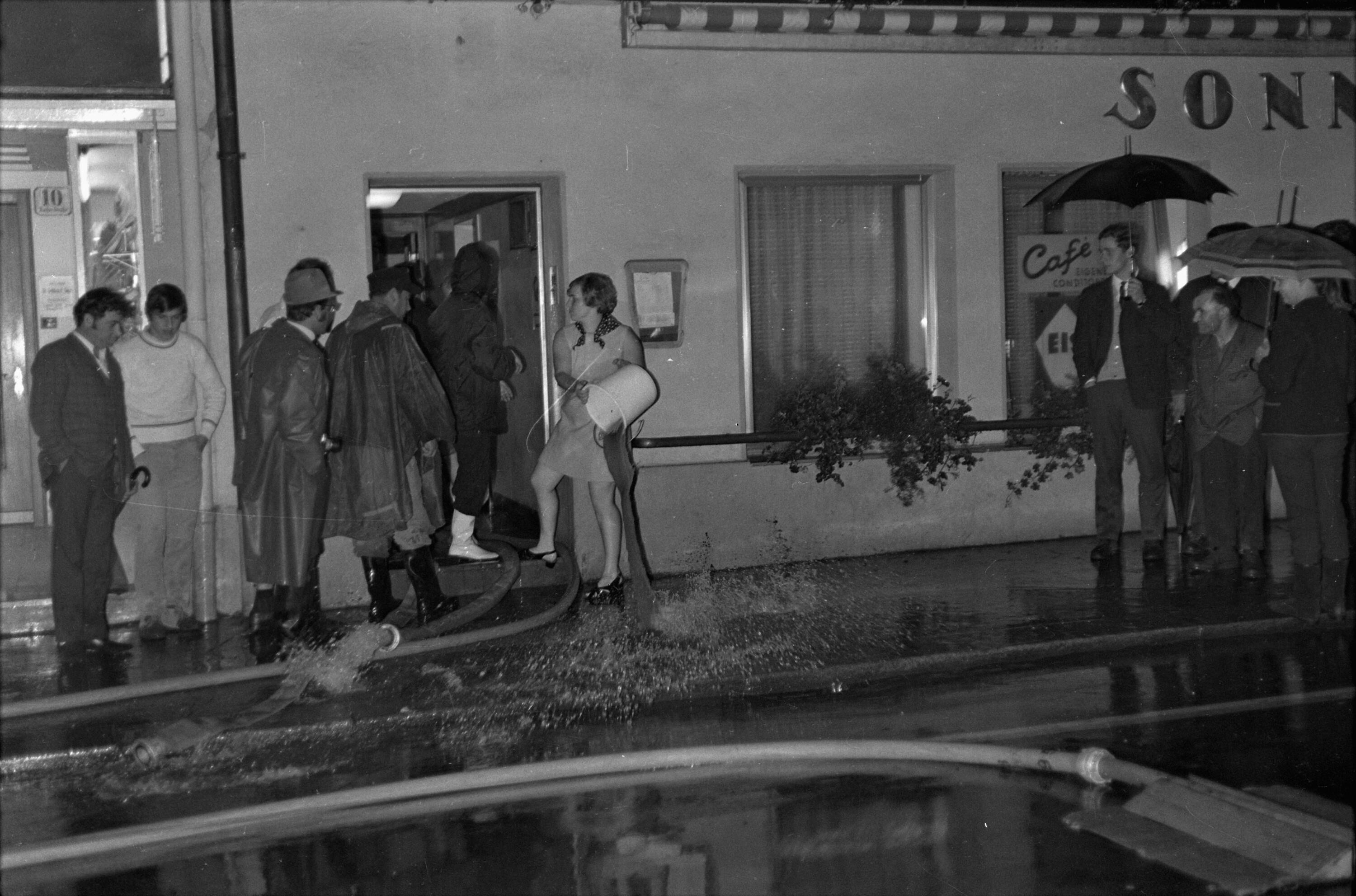 Hochwasser in der Kaiserstraße in Bregenz, Hotel Sonne></div>


    <hr>
    <div class=