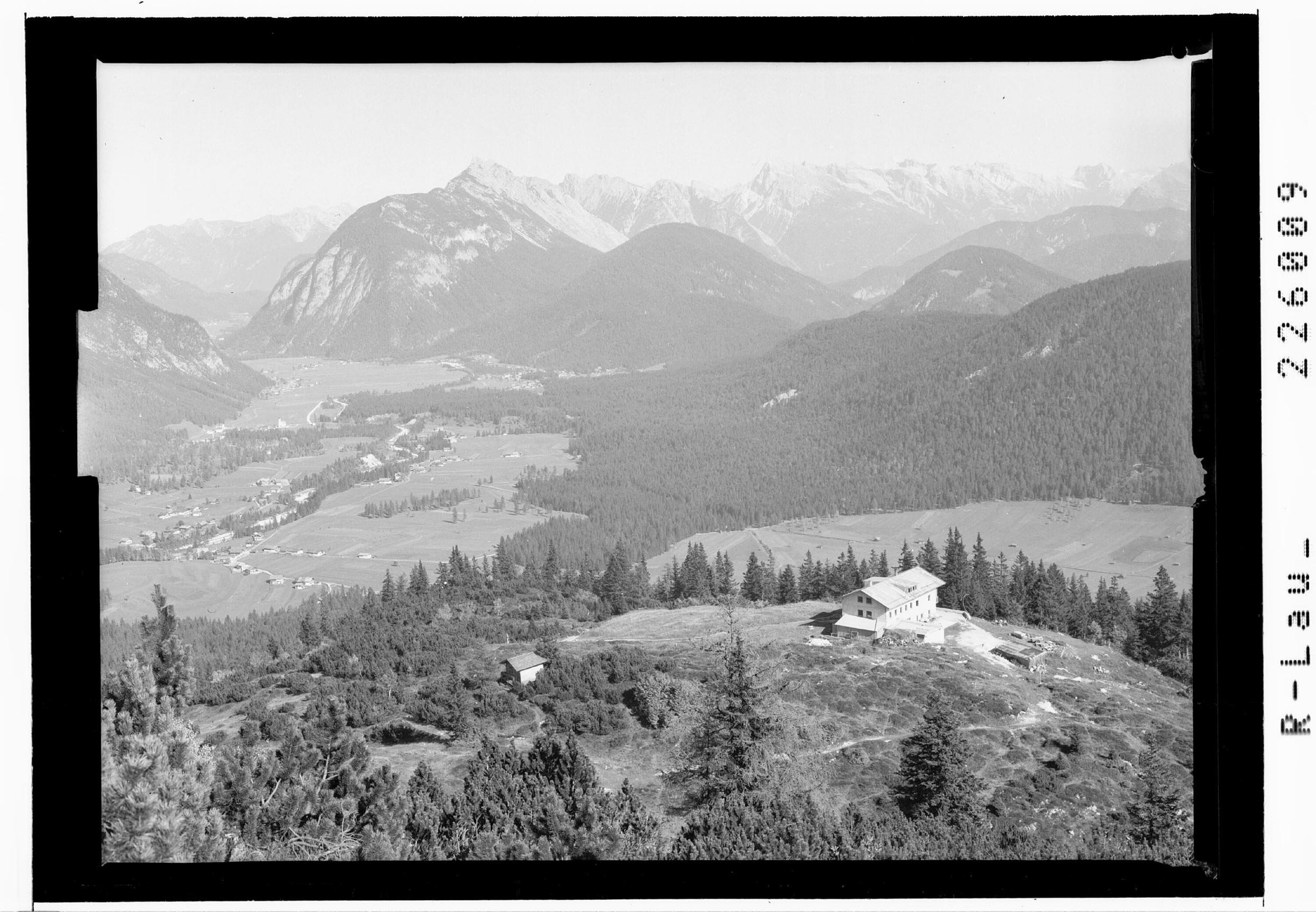 [Rauthhütte mit Blick auf Oberleutasch und Unterleutasch mit Arngruppe und Karwendelgebirge]></div>


    <hr>
    <div class=