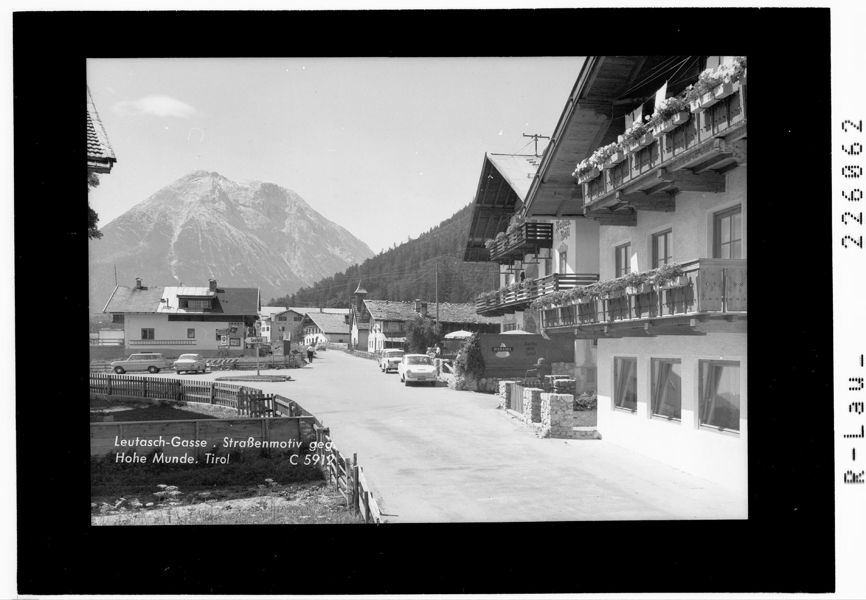 Leutasch - Gasse / Strassenmotiv / gegen Hohe Munde / Tirol></div>


    <hr>
    <div class=