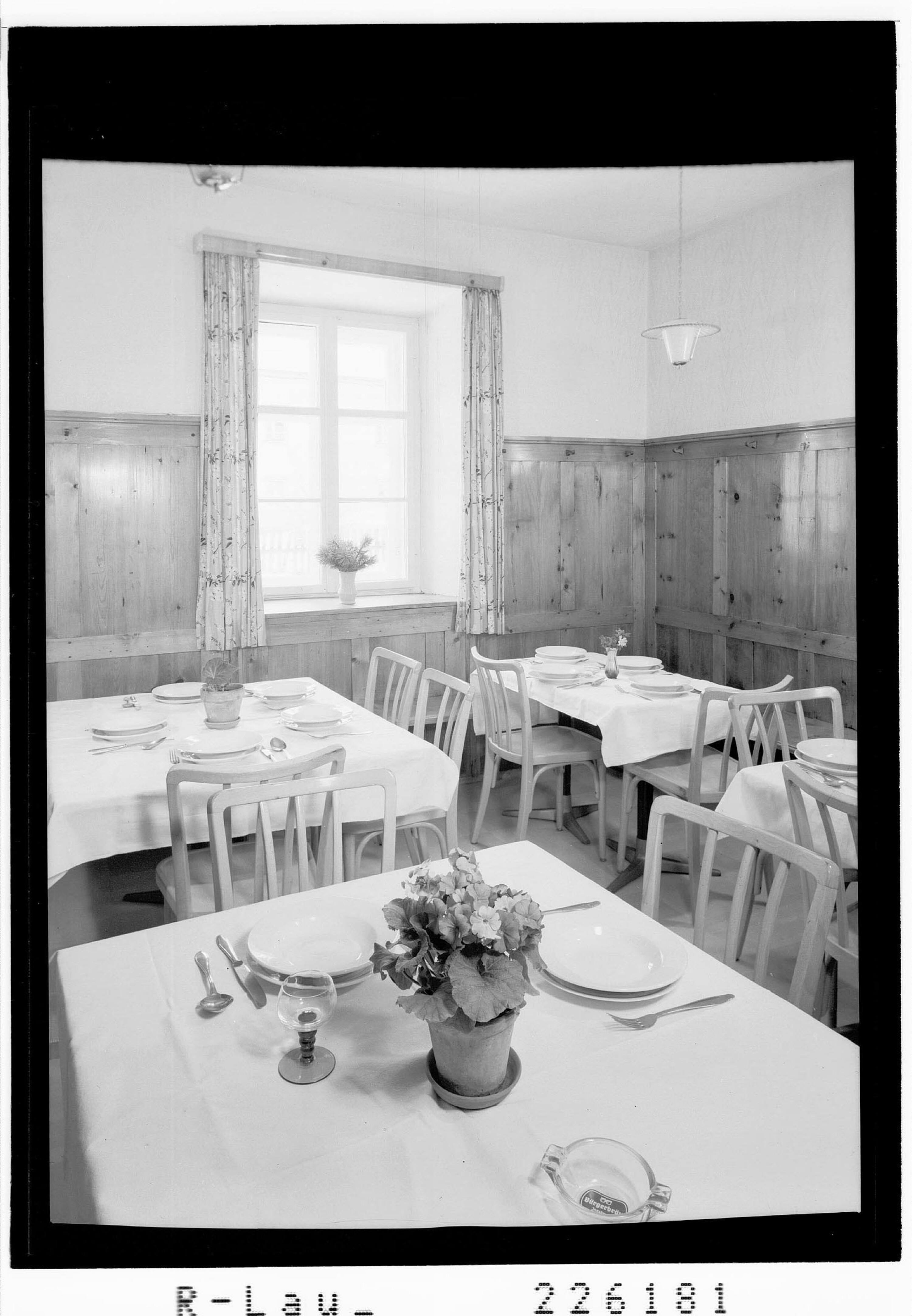 [Speisezimmer im Gasthof zum Kuraten in Gschnitz / Tirol]></div>


    <hr>
    <div class=