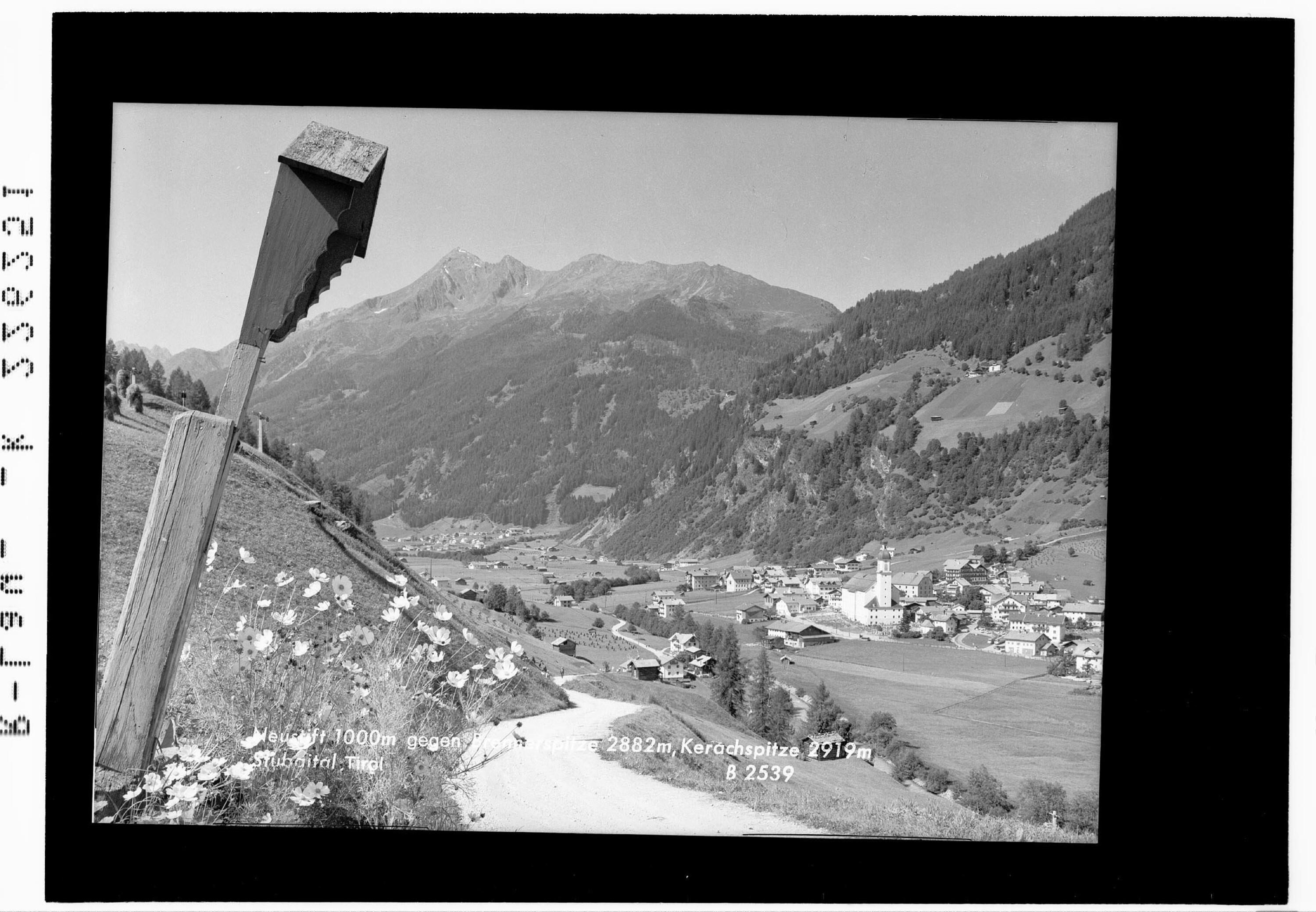 Neustift 1000 m gegen Brennerspitze 2882 m und Kerachspitze 2919 m / Stubaital Tirol></div>


    <hr>
    <div class=