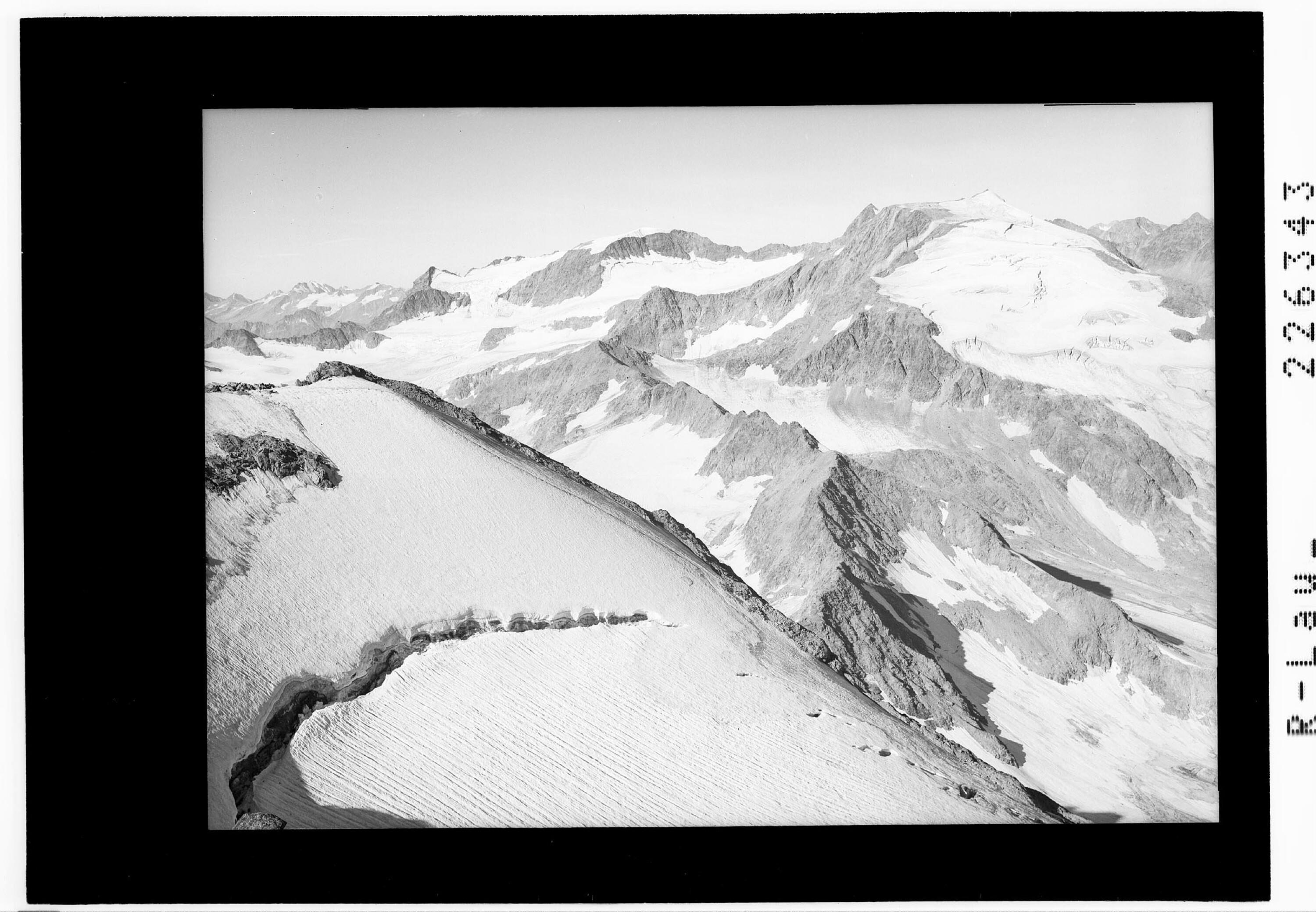 Blick vom Östlichen Feuerstein 3268 m gegen Stubaier Alpen></div>


    <hr>
    <div class=